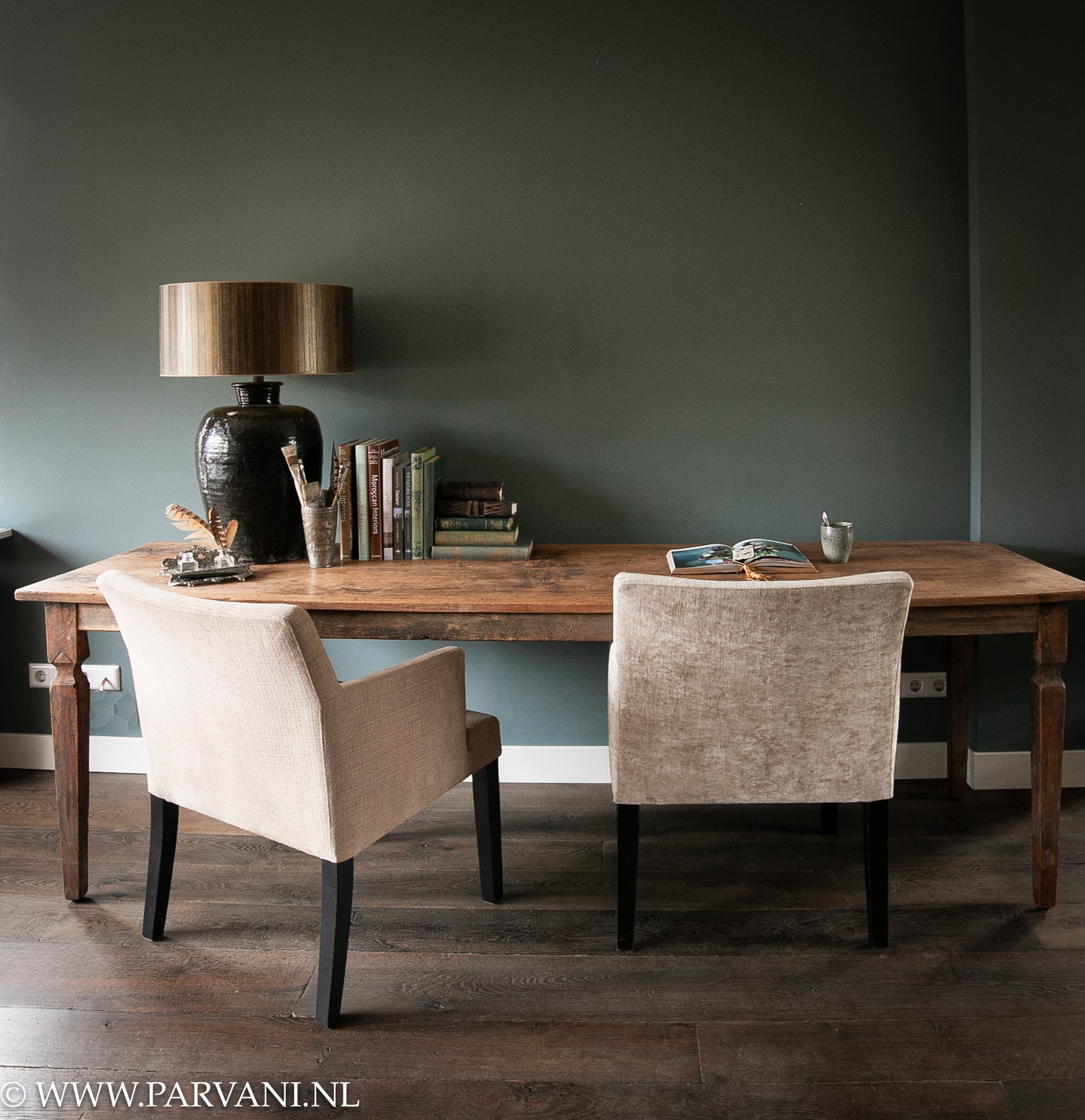 Unieke lange smalle houten eettafel sidetable wandtafel in oud teak uit Indonesië met eetkamerstoelen en grote zwarte Chinese tafellamp