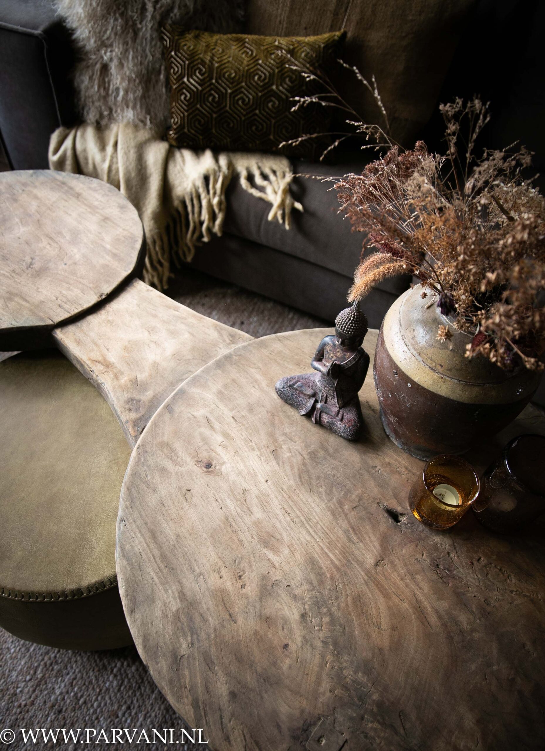 Unieke oud houten ronde salontafel met groene lederen poef en brons groene kussens en accessoires