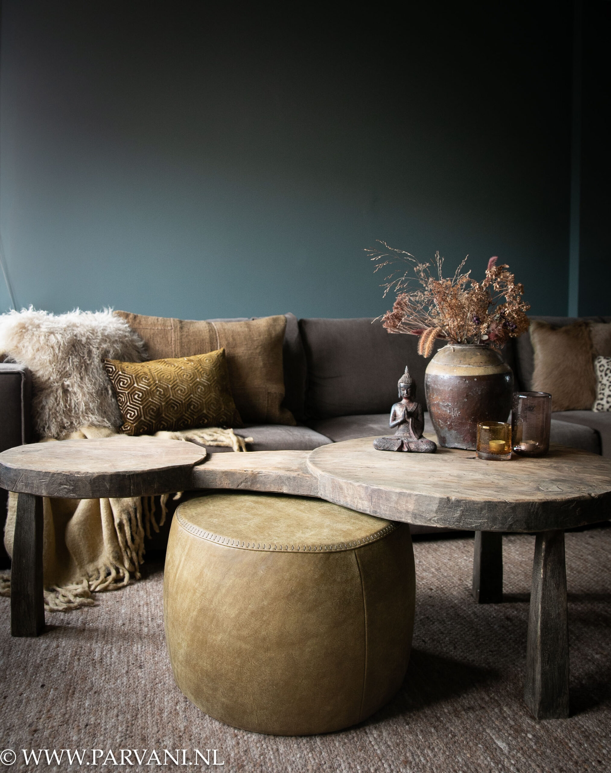 Unieke oud houten salontafel met groene lederen poef en brons groene kussens en accessoires