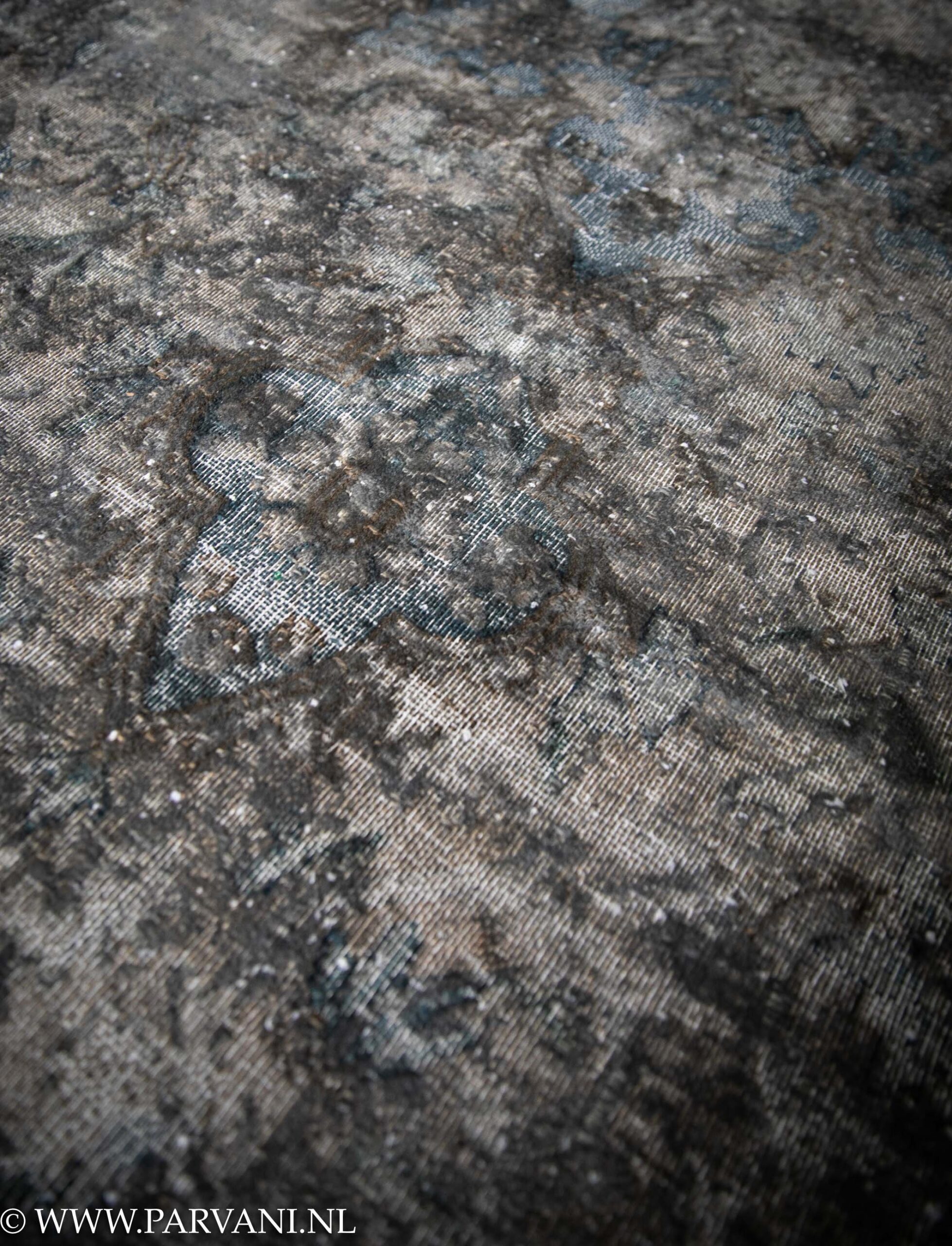 Groot formaat vintage tapijt uit Iran met mooi patroon in bruin groen en donkerblauwe kleuren