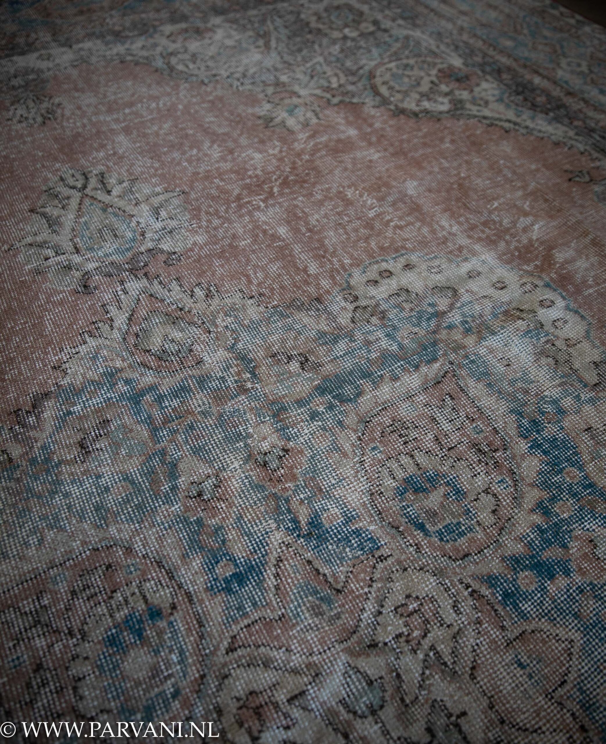 Vintage Oosters tapijt in warme oud roze mauve kleur met patroon in beige, groen, blauwe en zwarte accenten