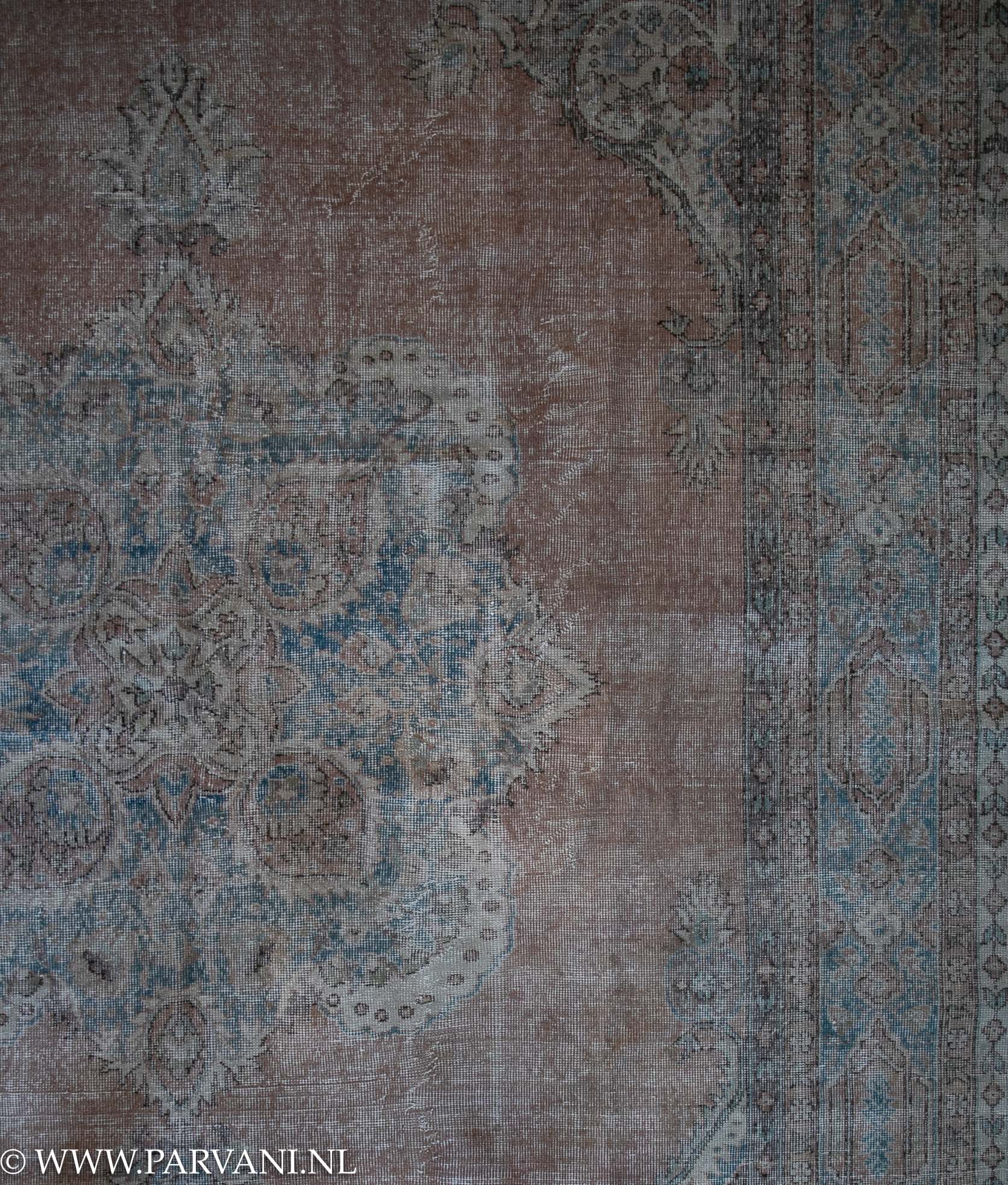 Vintage Oosters tapijt in oudroze mauve kleur met beige en blauwe accenten in het patroon