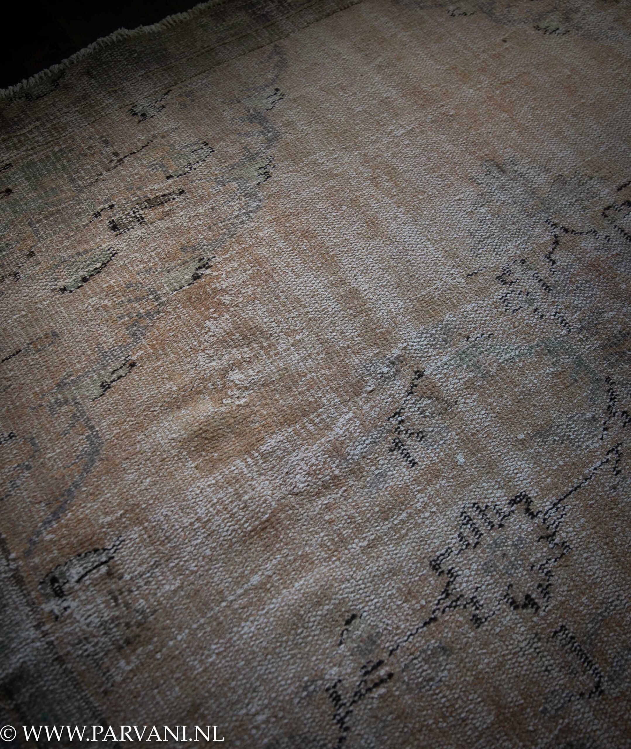 Vintage tapijt in warme terra oranje kleur met mooi patroon