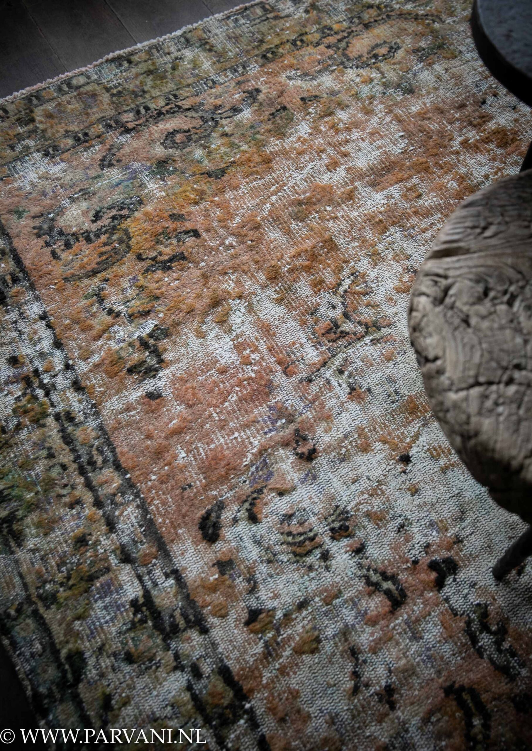 Kleurrijk vintage tapijt met 3 D effect in warme terra roze kleuren met oker en groentinten en mooi patroon