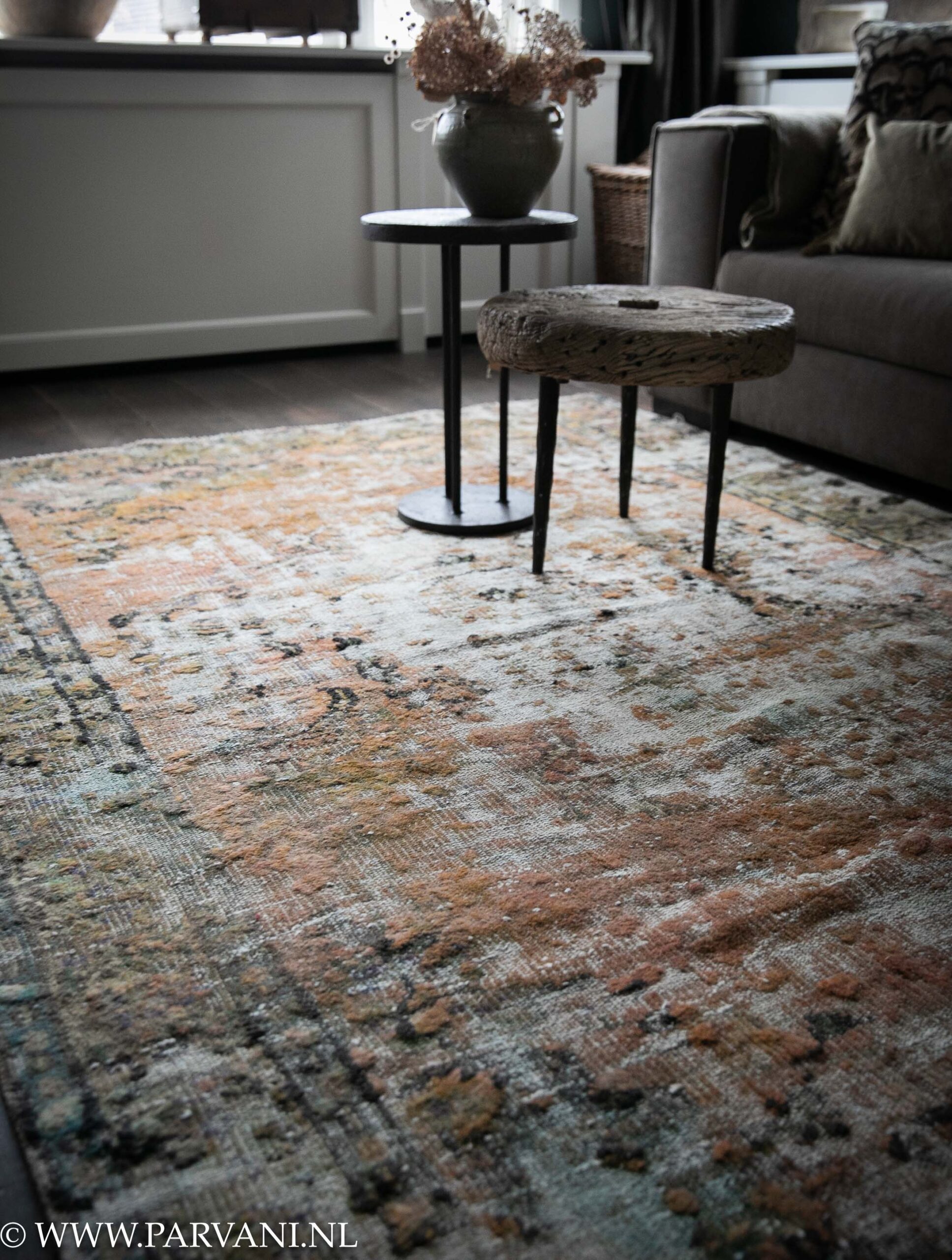 Kleurrijk vintage tapijt met 3 D effect in warme terra roze kleuren met oker en groentinten en mooi patroon