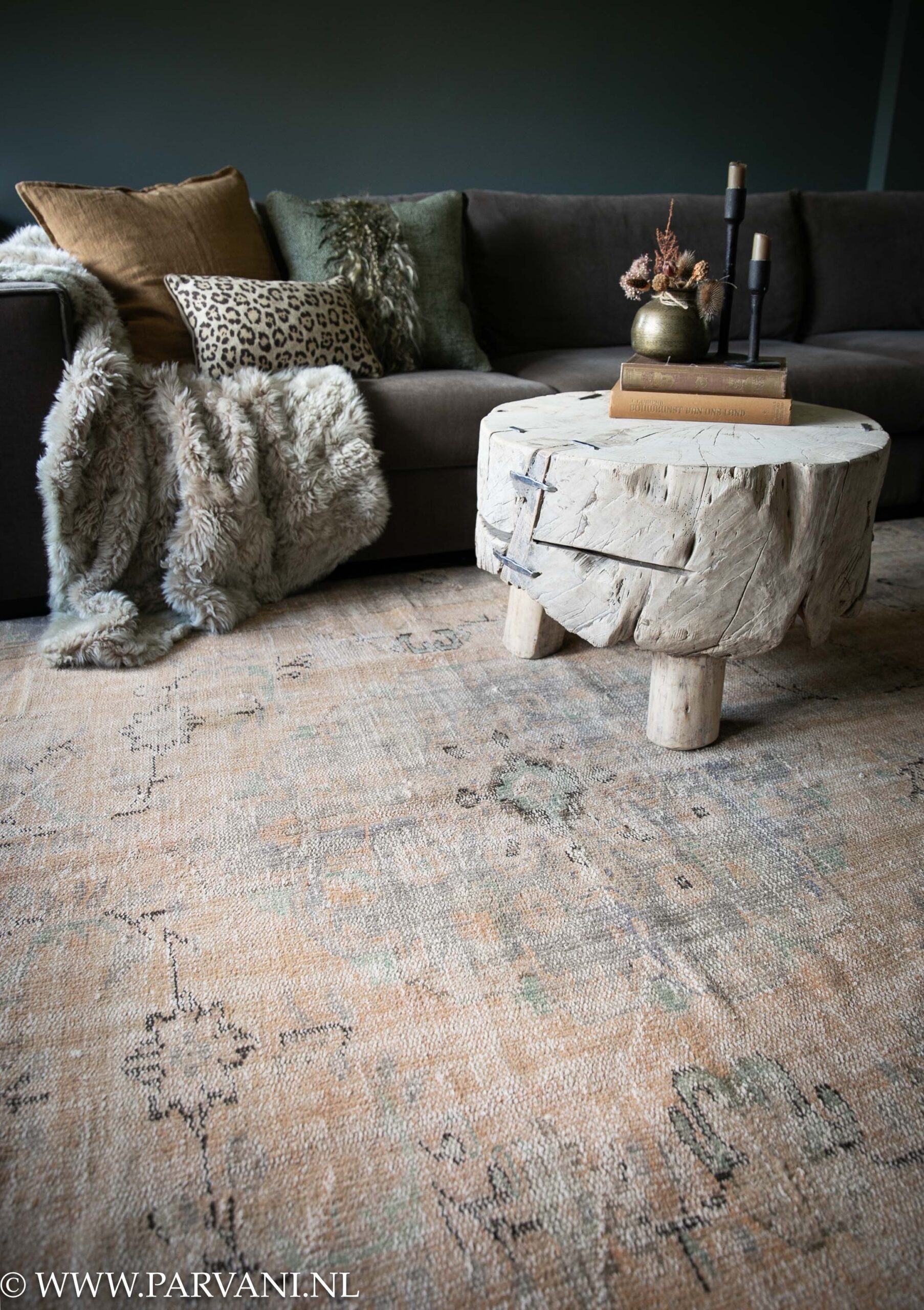 Vintage tapijt in warme terra oranje kleur met mooi patroon