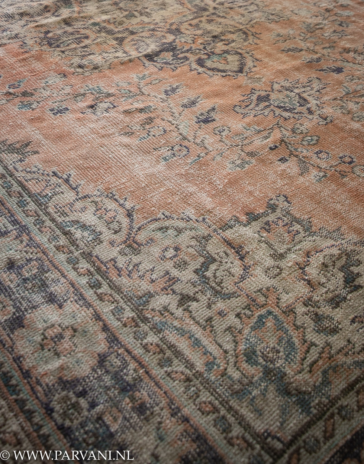 Vintage Oosters tapijt terra oranje met mooi patroon in donkerblauw en groene kleuren