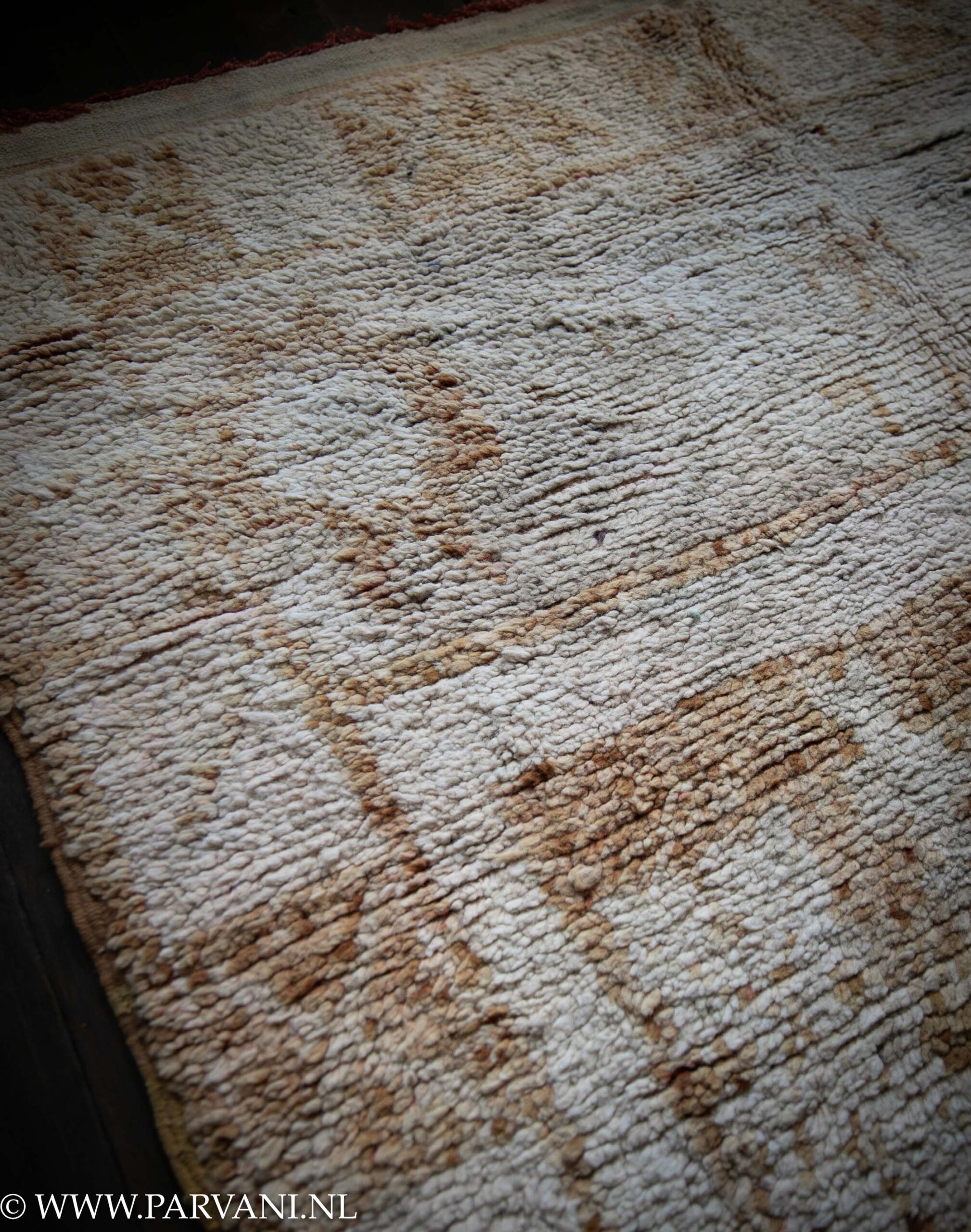 Wollen Berber vloerkleed in warme beige caramel bruine tinten en mooi subtiel patroon