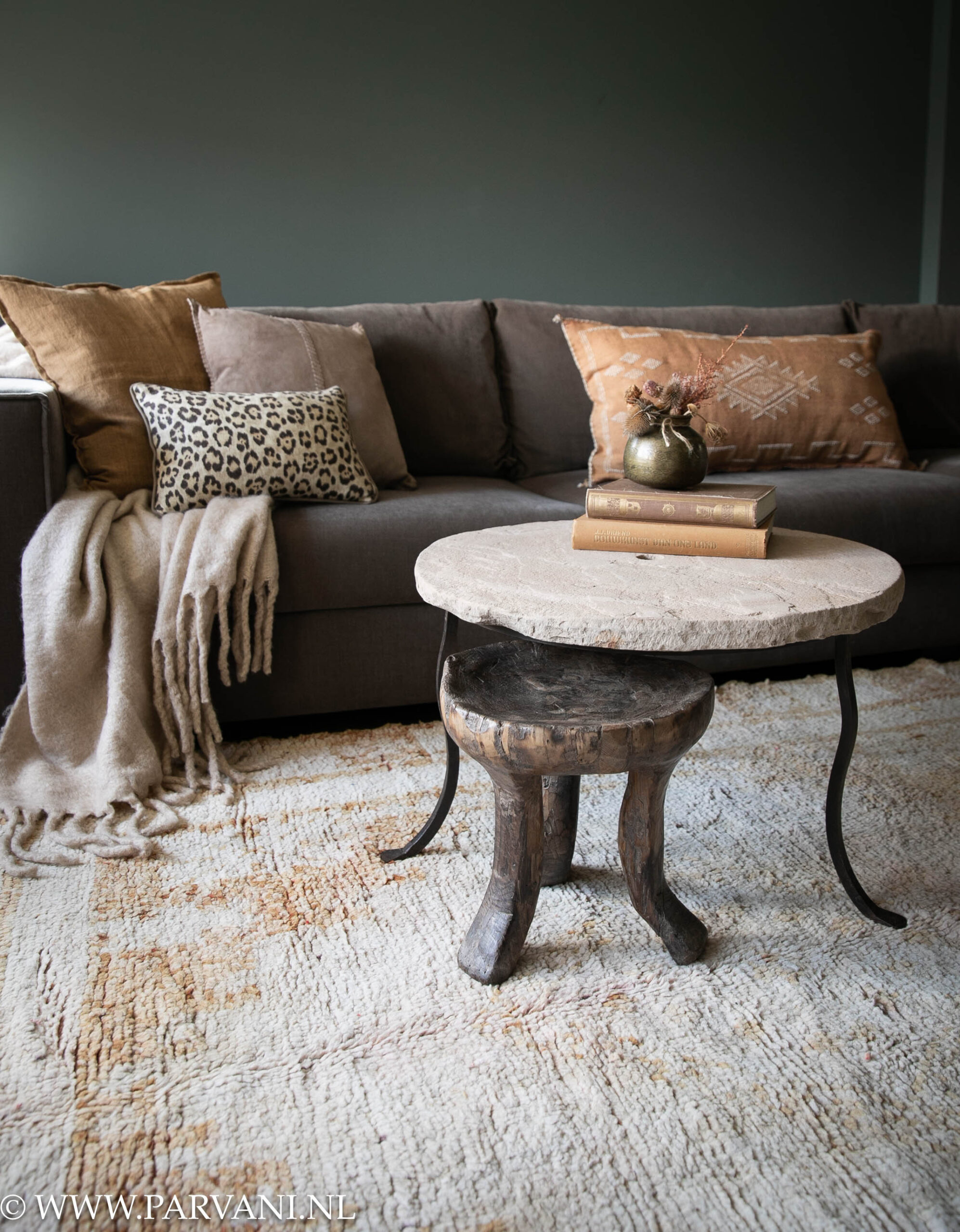 Wollen berber tapijt uit Marokko in warme beige en bruine tinten en met subtiel patroon