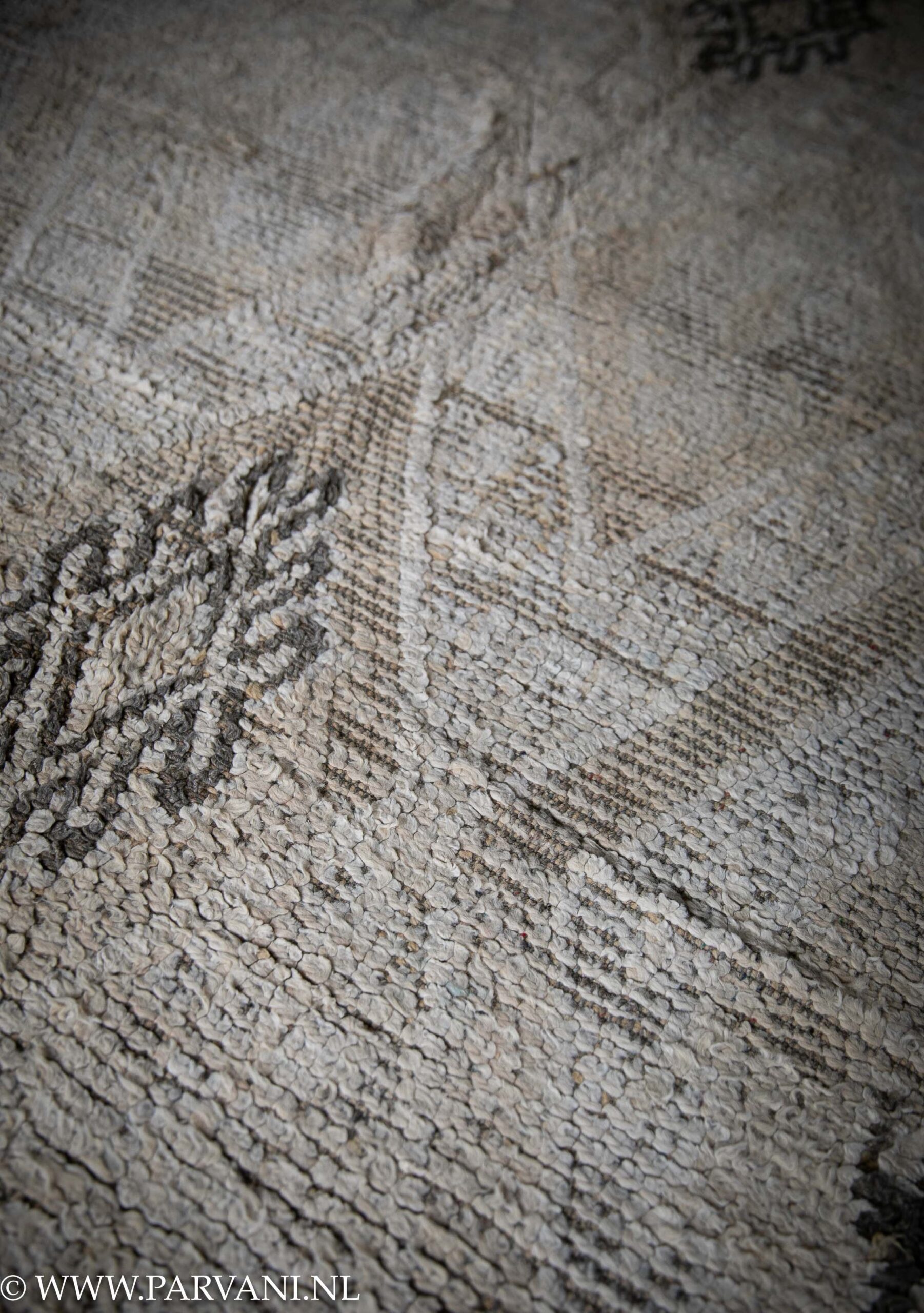 Wollen berber tapijt uit Marokko met mooi patroon in lichte beige en warme bruin tinten