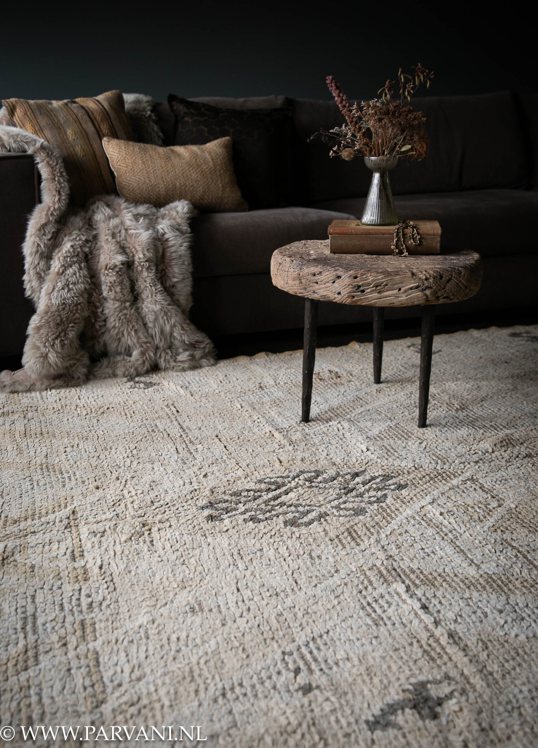 Wollen berber tapijt uit Marokko in warme camel beige en bruin tinten met oud houten wieltafeltje