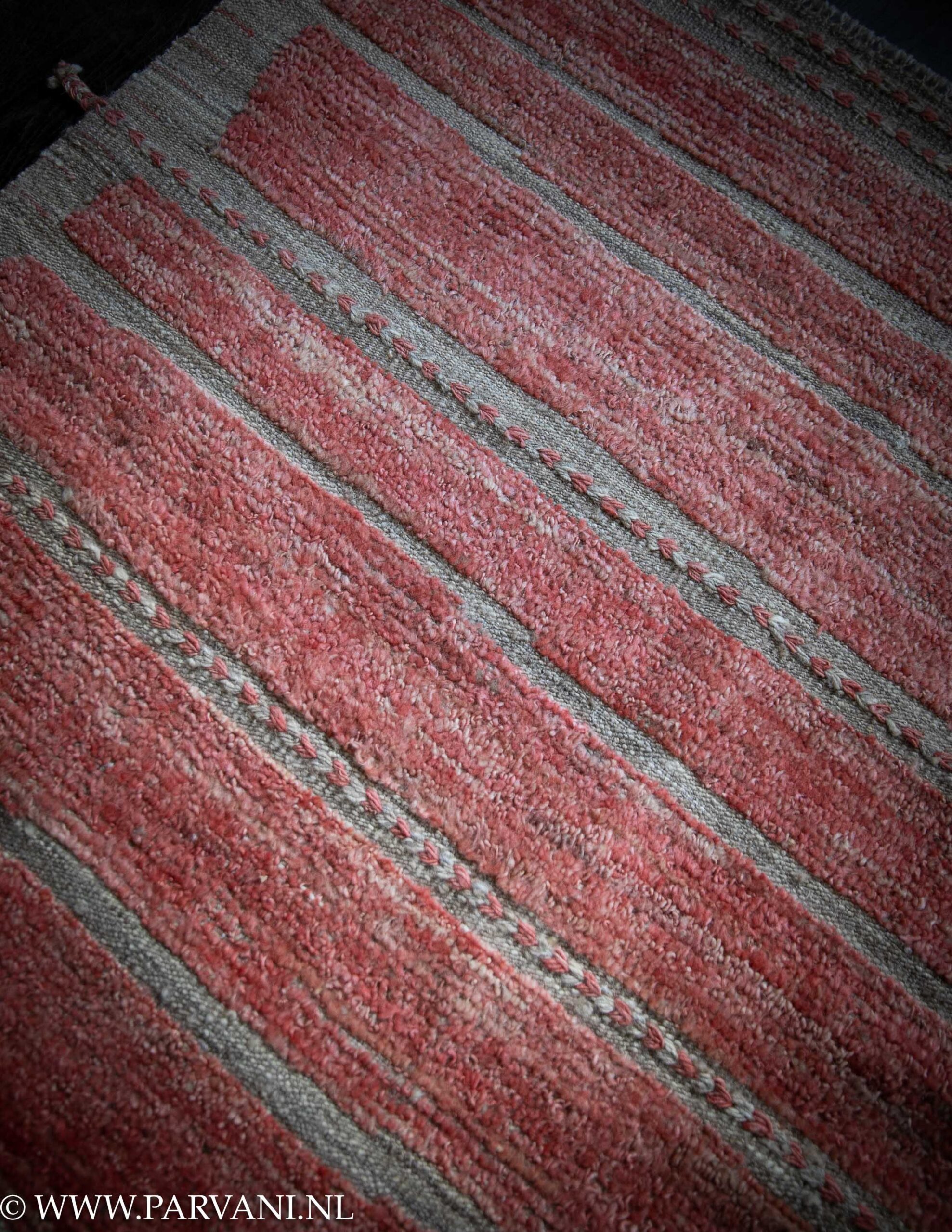 Wollen tapijt met gestreept patroon in koraal roze met naturel jute kleur