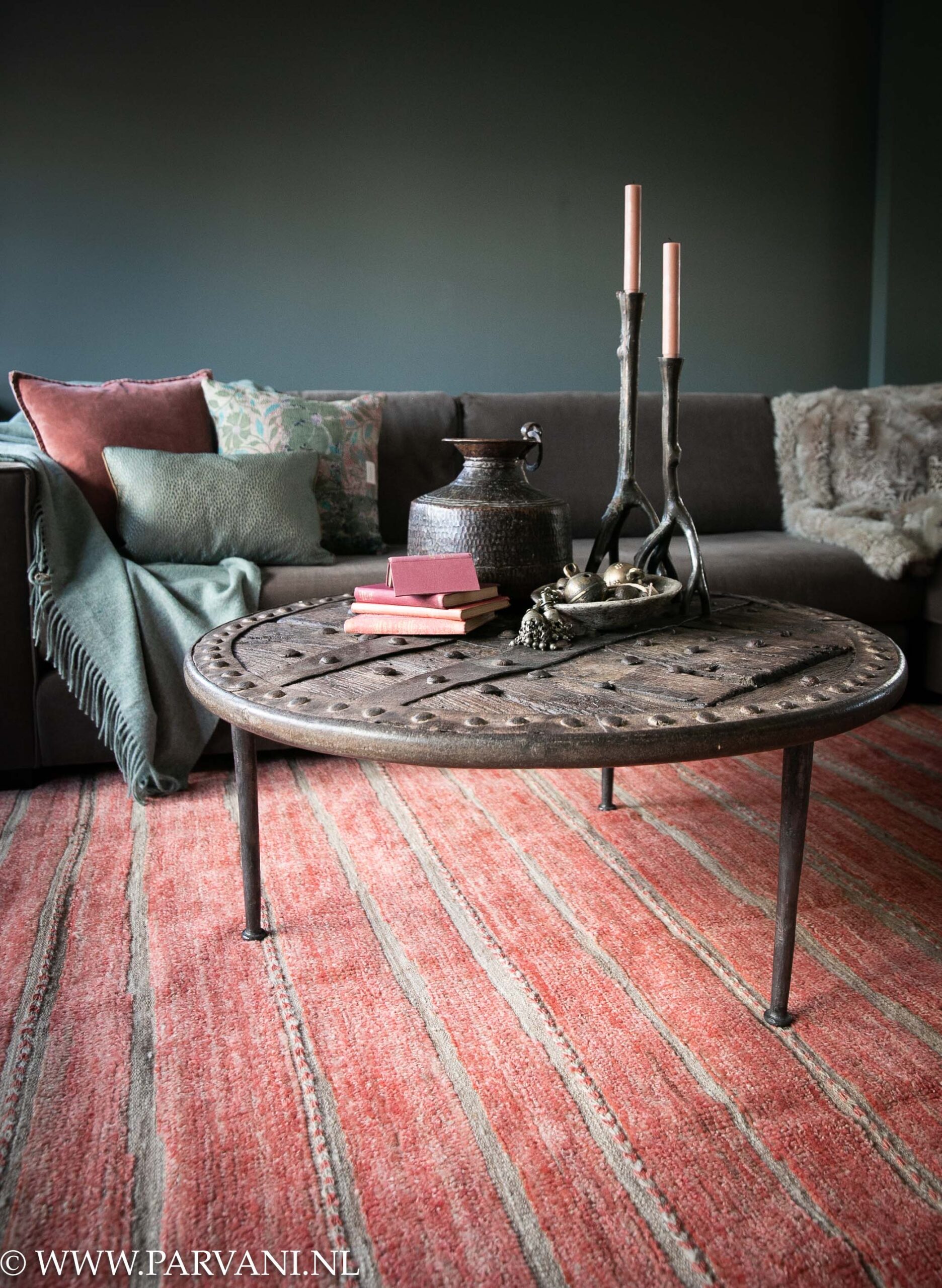 Handgeknoopt wollen tapijt met streep patroon in koraal roze met naturel jute kleur