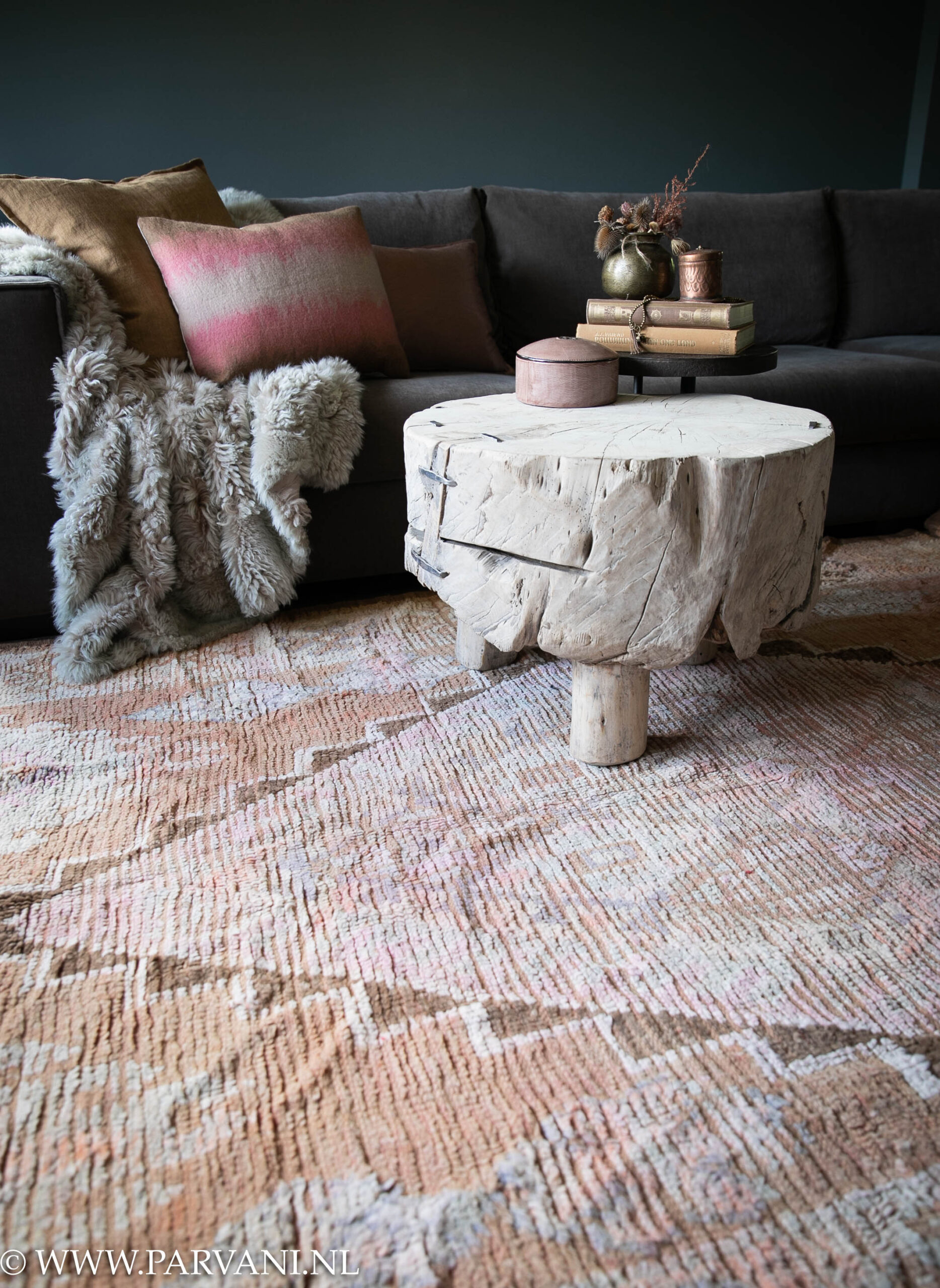 Wollen berber tapijt uit Marokko in warme terra bruine roze en paarse tinten en met mooi grafisch patroon