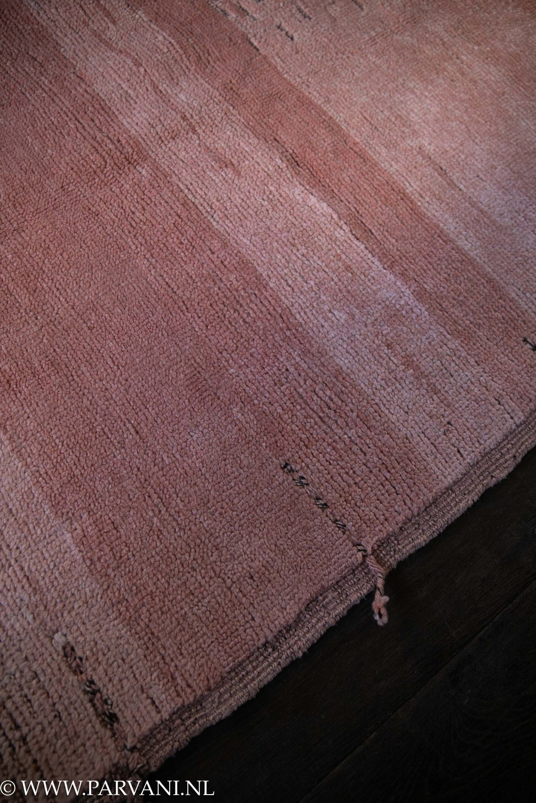 Zacht koraal roze wollen vloerkleed met subtiel patroon met bruine accenten en kleurverloop