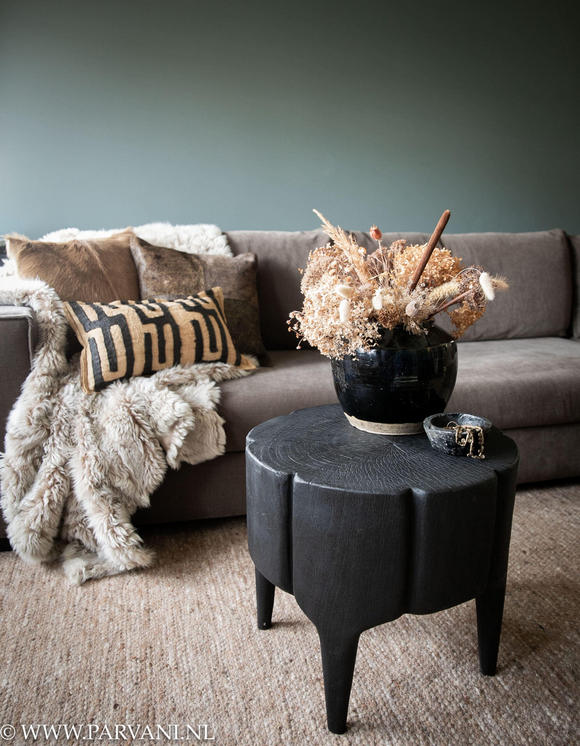 Zwarte ronde houten bijzettafel lychee boomstam op pootjes