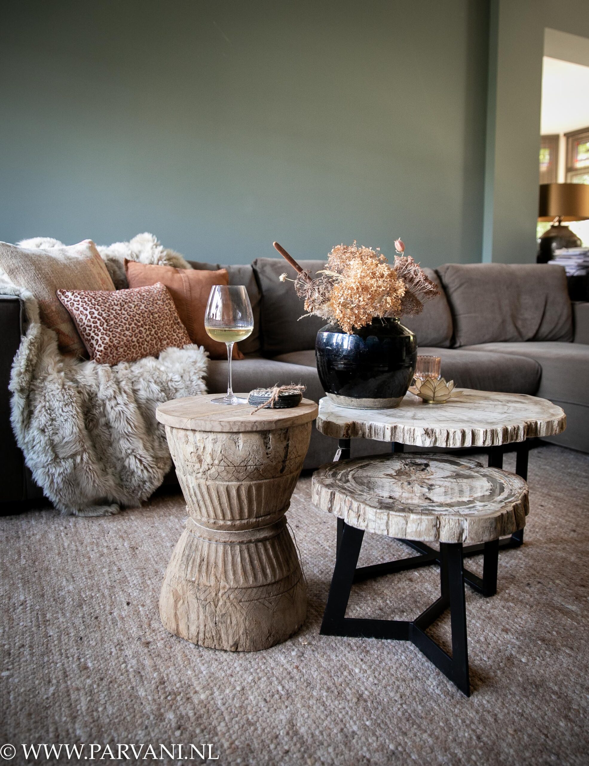 Verschillende ronde bijzettafels salontafeltjes van hout en versteend hout met metalen onderstel