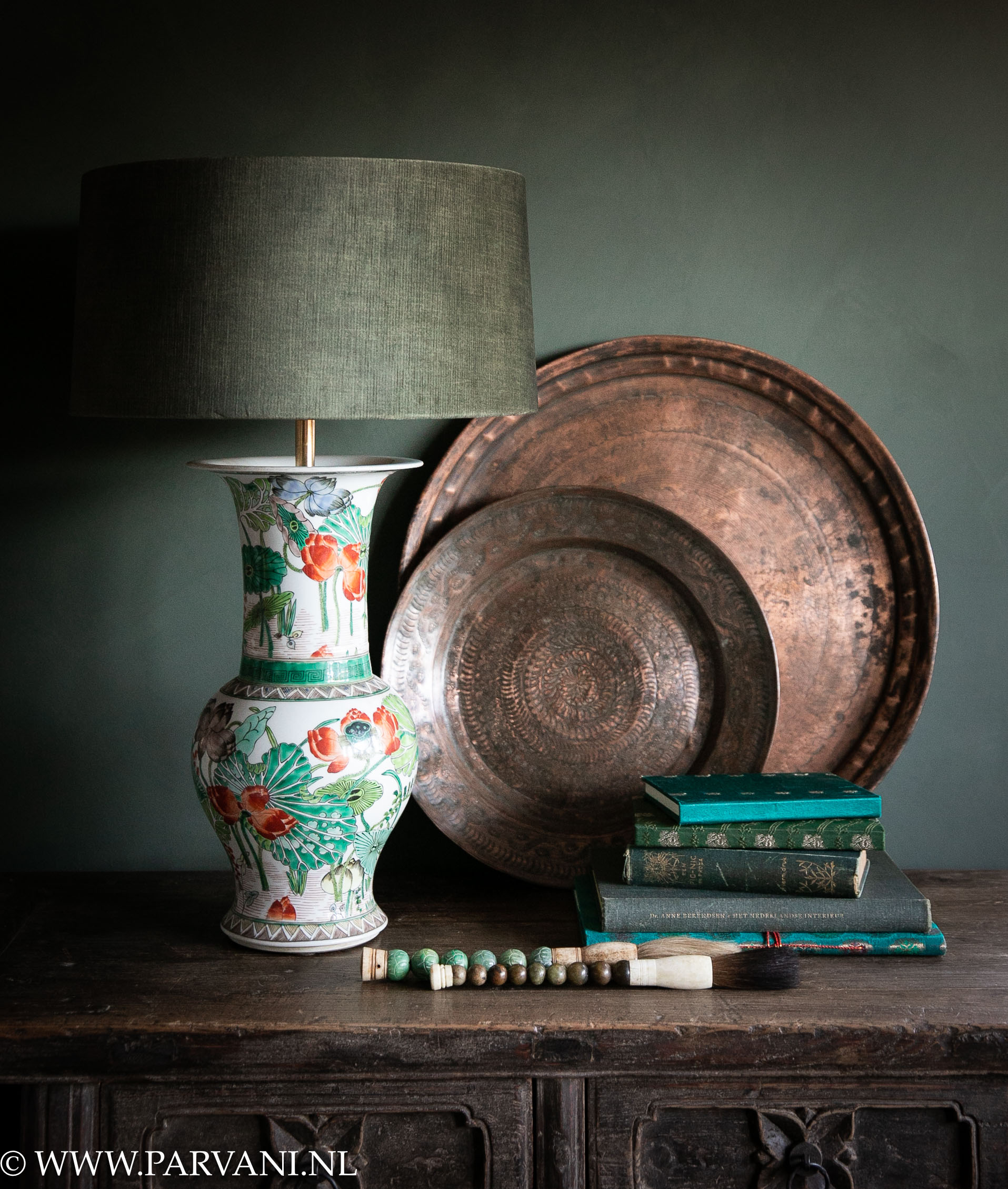 Chinese tafellamp in wit porselein met mooi bloempatroon in groen en oranje met velvet lampenkap en oude koperen dienbladen