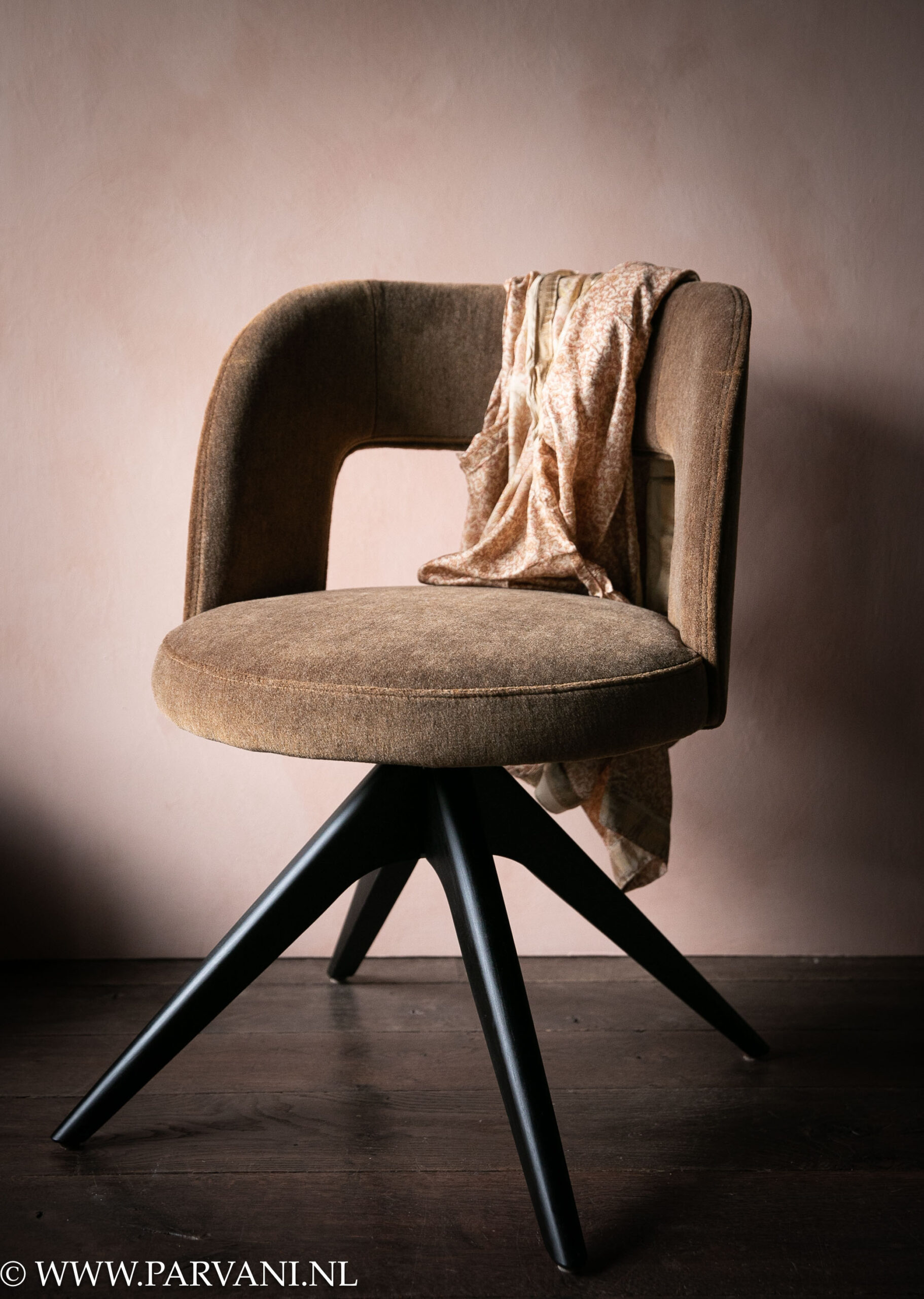 Draaibare ronde eetkamerstoel Pim van Interiors DMF met zwart houten onderstel en bruine mohair velvet stof