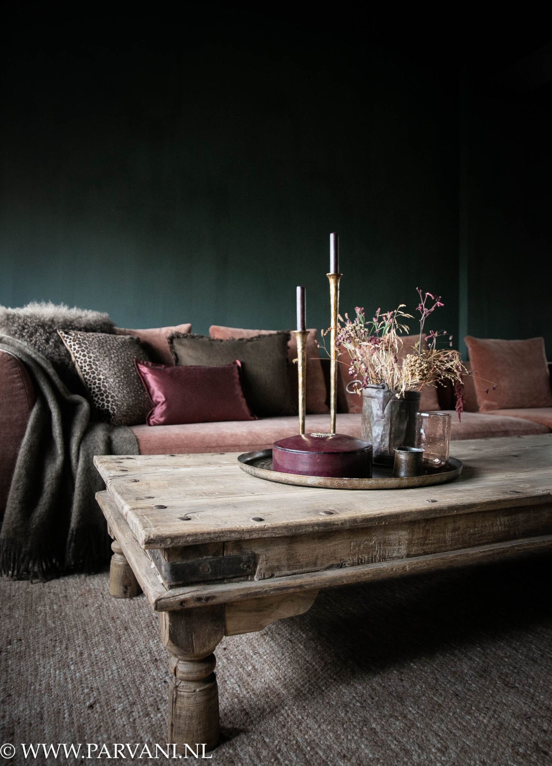 Grote unieke Indiase houten salontafel coffeetable in lichte naturelle kleur met stoer ijzerbeslag en siernagels