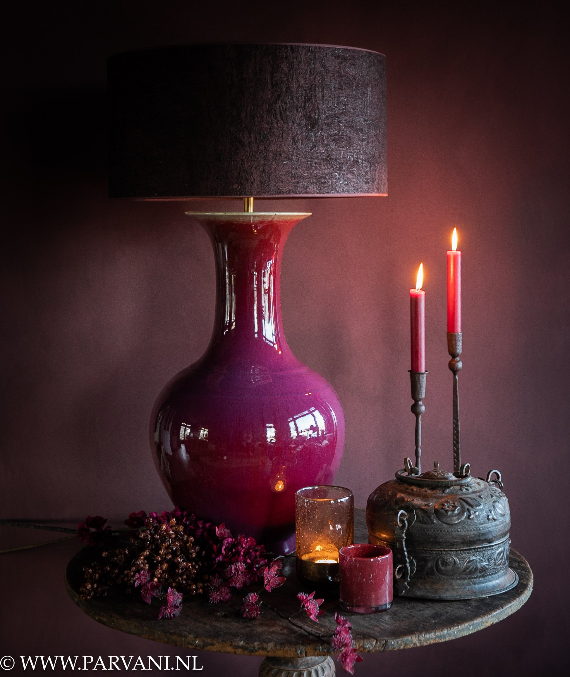 Grote burgundy rode tafellamp met aubergine kleurige lampenkap, koperen doos, kaarsen, windlichten en zijden bloemen