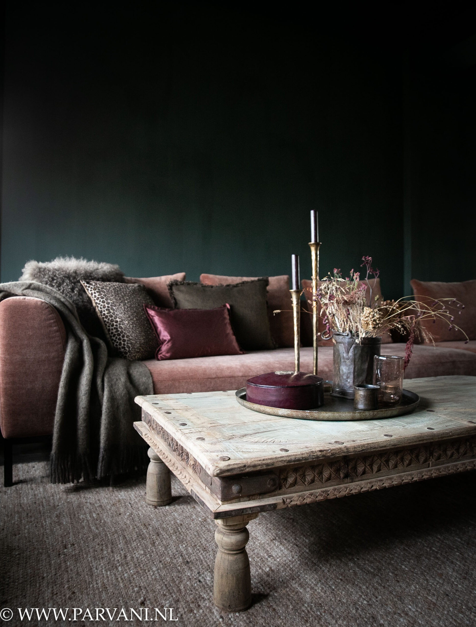 India salontafel coffeetable met houtsnijwerk en naturel vergrijsde kleur en metalen siernagels en beslag