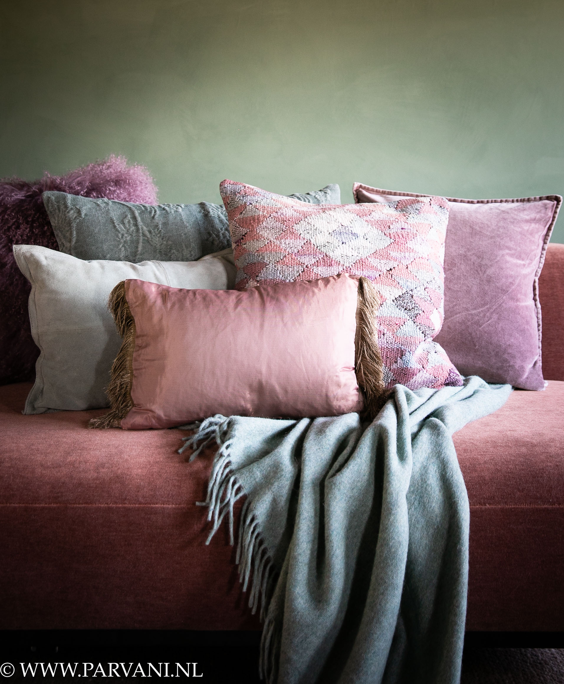 Mix kussens en plaid in lila paars roze en zachte turquoise groen blauwe tinten met kelim, vacht, velvet en franjes