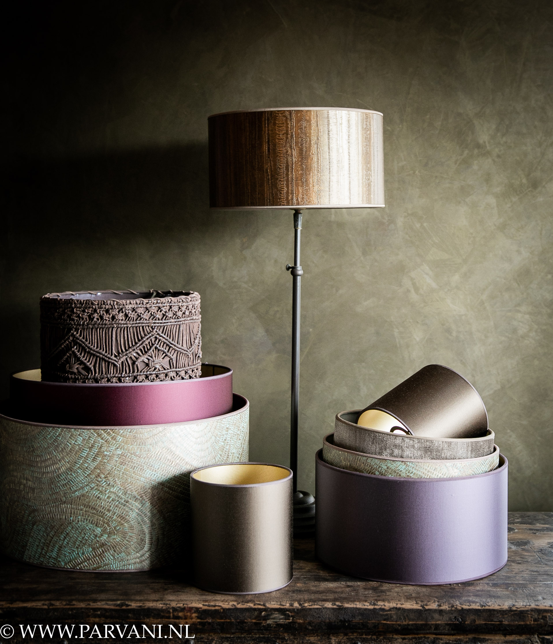 Handgemaakte lampenkappen in warme kleuren brons, groen bruin en aubergine in leer, satijn en mooi behang