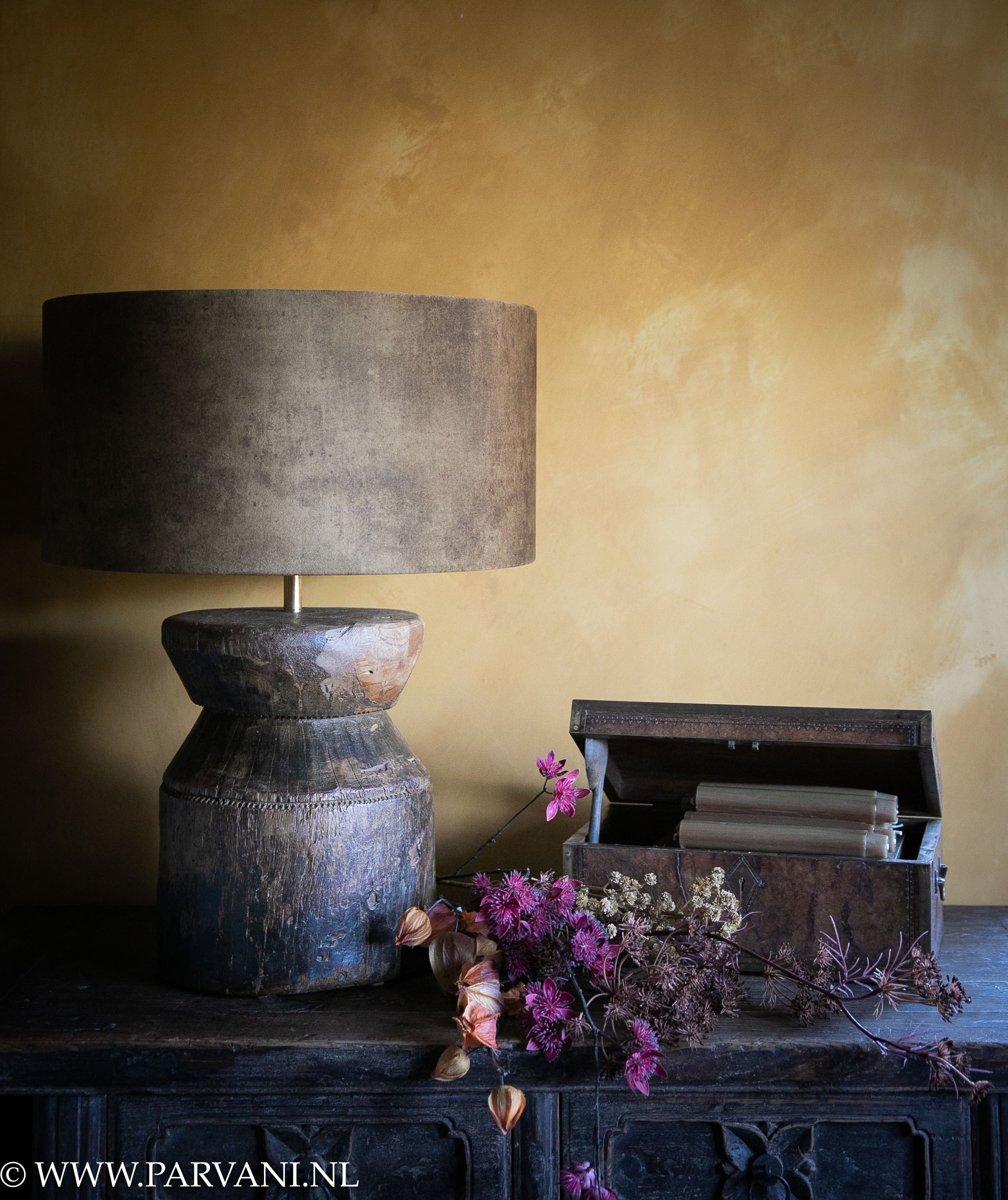 Oude houten baluster lamp uit India met oker bruine velvet kap en oud kistje met zijden bloemen