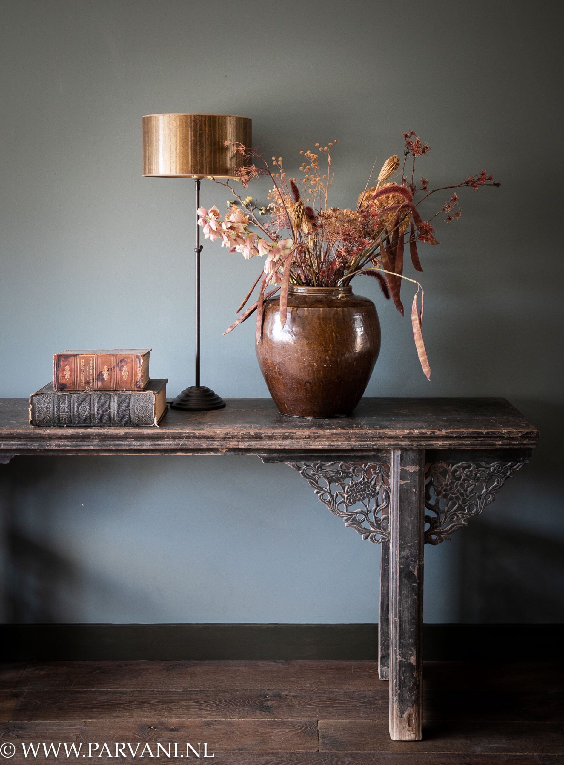 Oude unieke zwarte houten wandtafel sidetable uit China met mooi houtsnijwerk en doorleefde patina