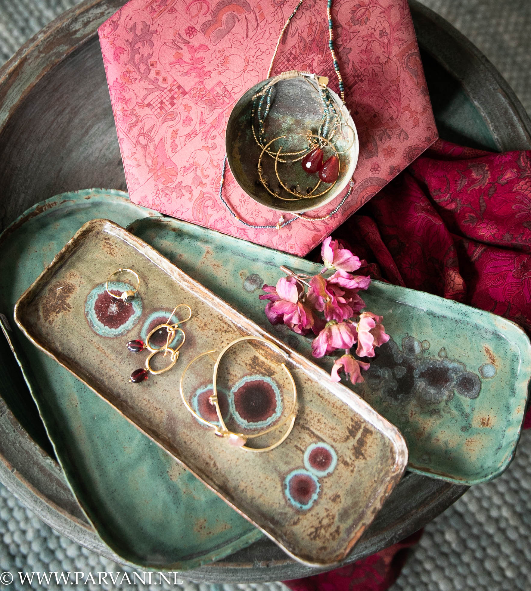 Kleurrijke Sissel Edelbo sieraden doos met fairtrade sieraden en groene aardewerk schaaltjes uit China