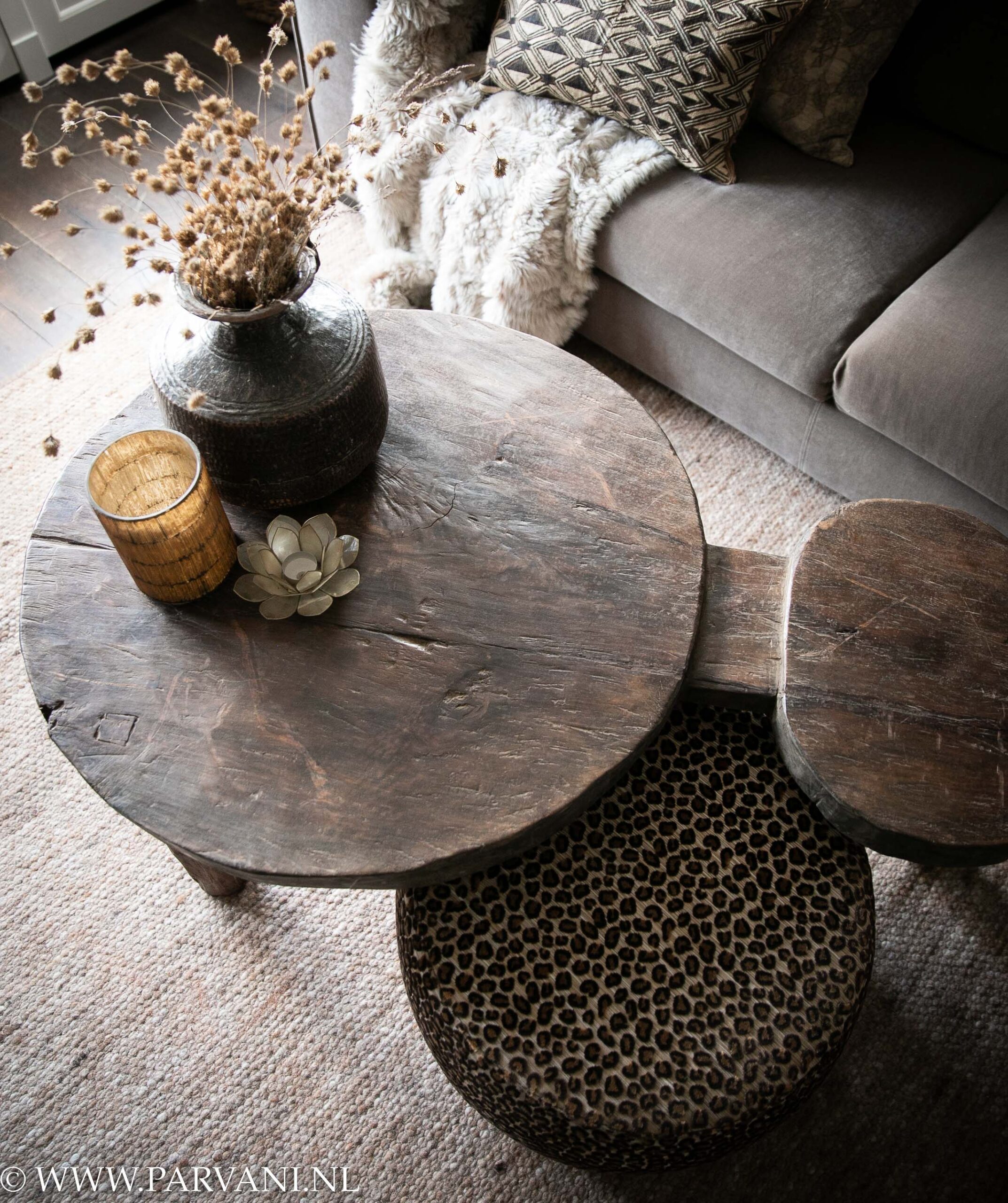 Ronde poef met bruine velvet leopard stof en unieke houten salontafel uit Indonesië met bijzondere vorm
