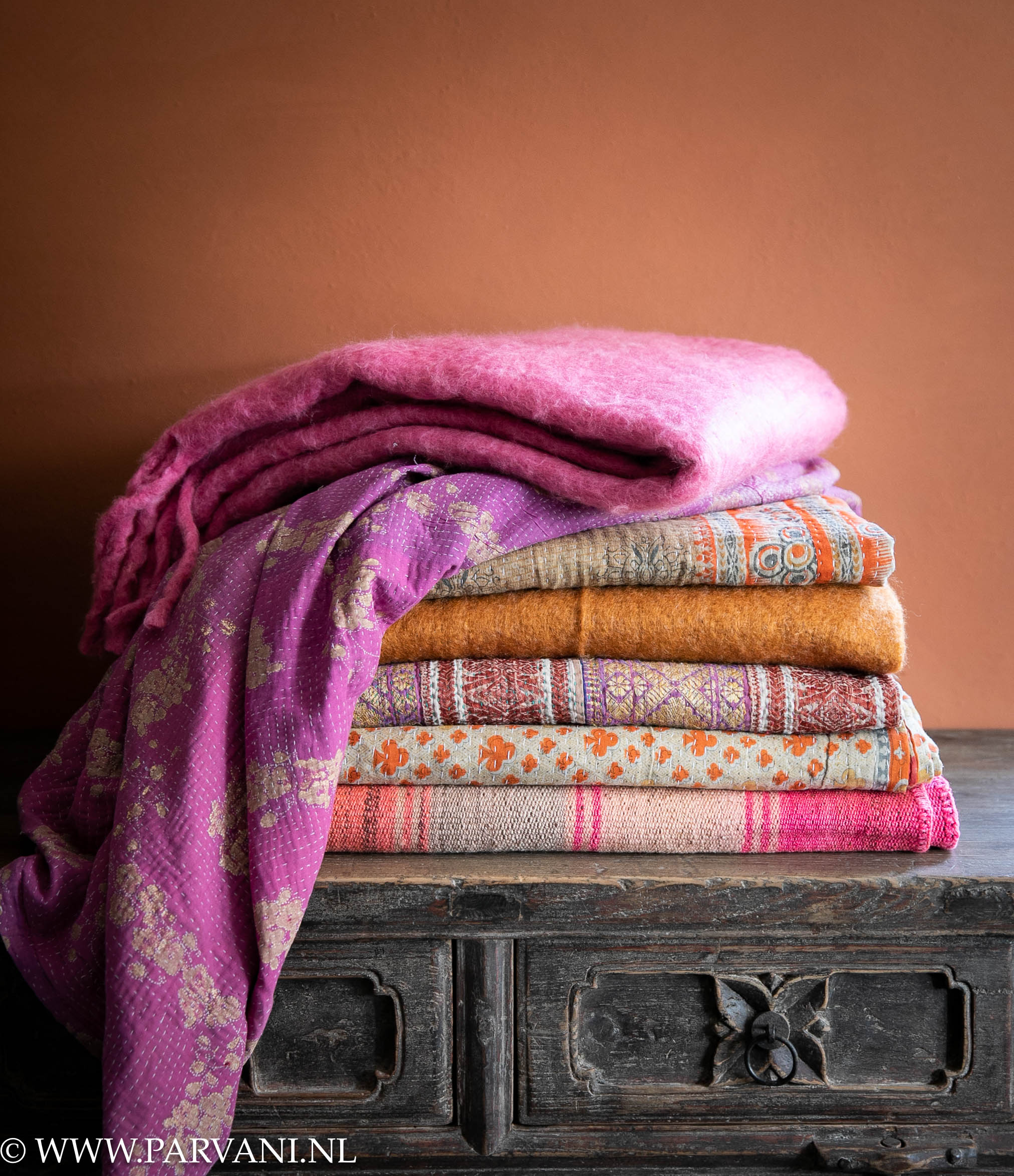 Kleurrijke plaids en unieke oude saries in warme oranje, roze en paarse kleuren met mooie patronen