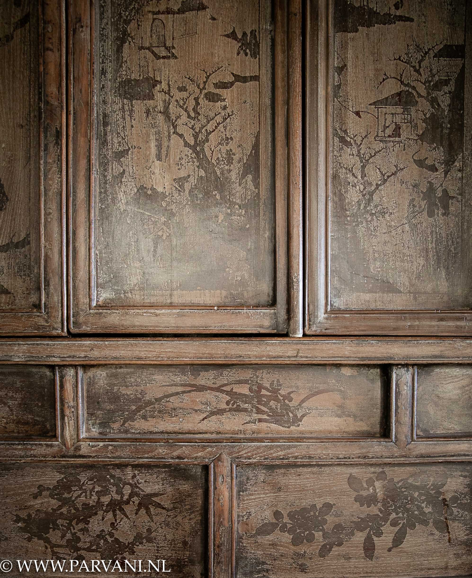 Oude Chinese houten kast met beschildering en deurtjes in warme naturel bruine kleur