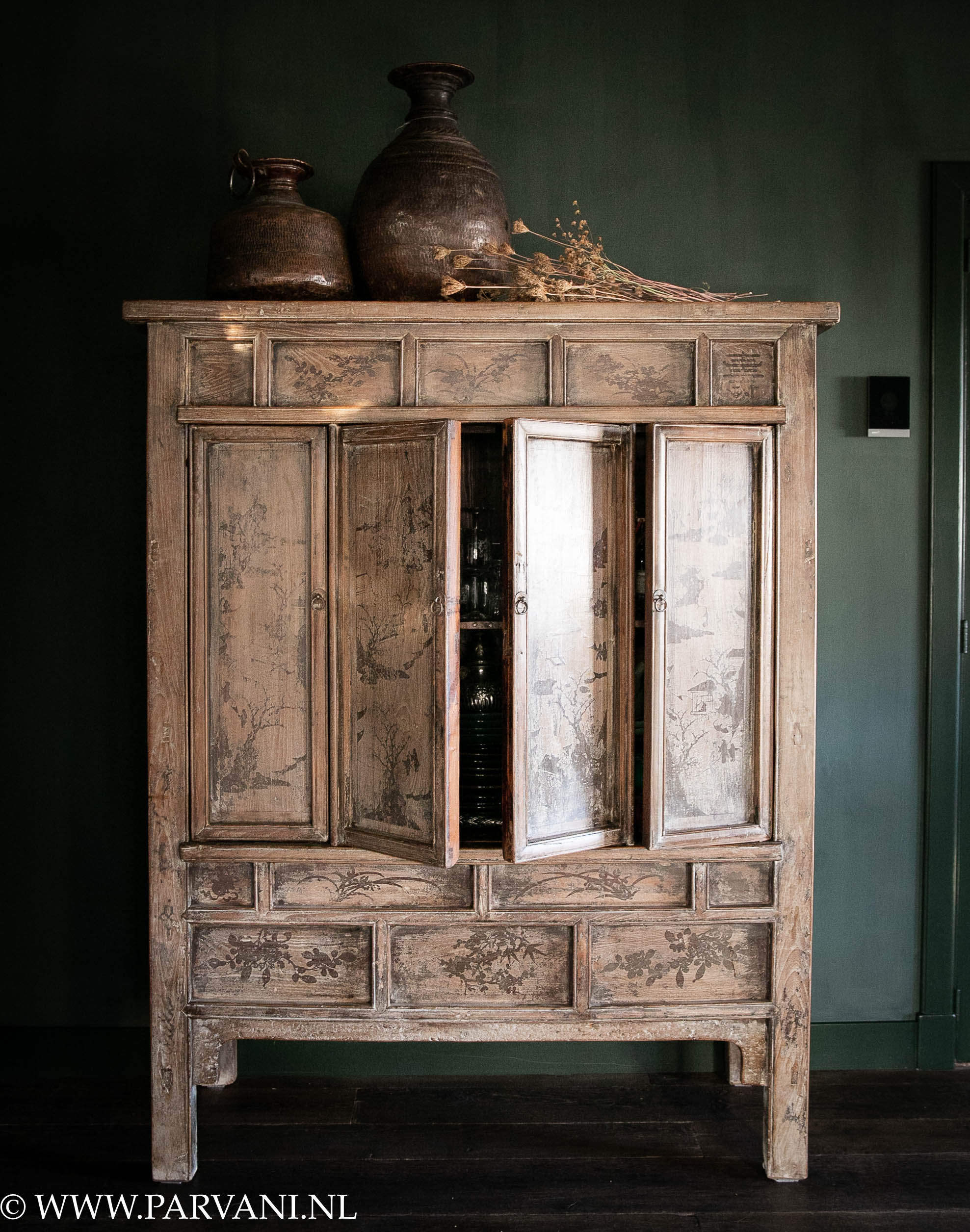 Oude Chinese houten kast met beschildering en deurtjes in warme naturel bruine kleur