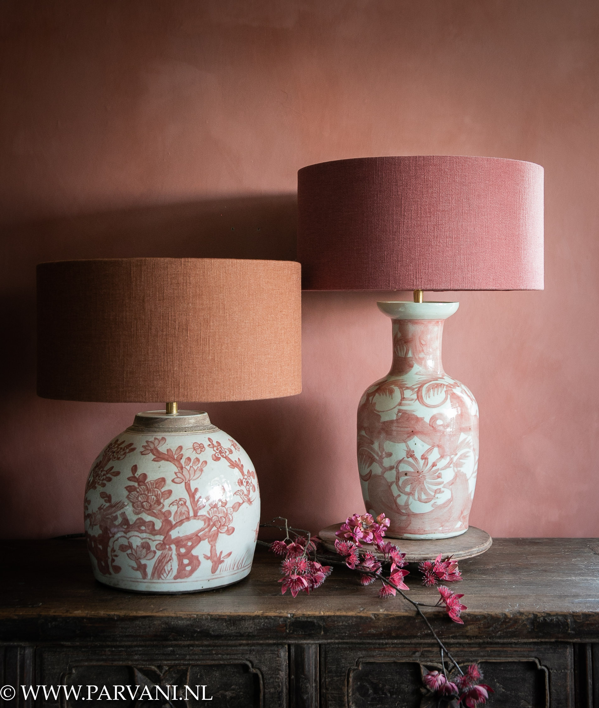 Chinese tafellampen in wit met roze rood beschilderd patroon met vogels en bloemen met linnen kap in terra en roze kleur