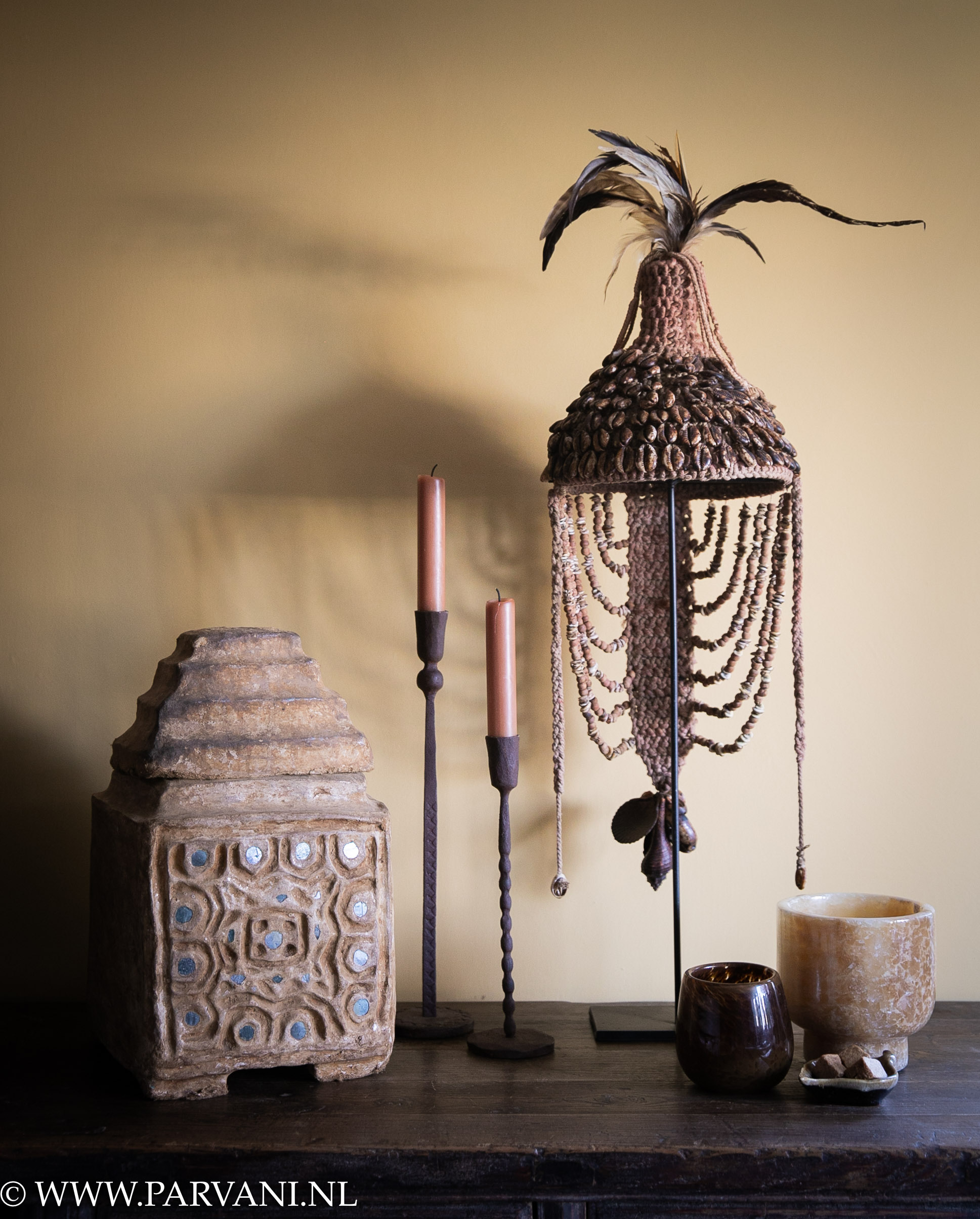 Ethnic woonaccessoires in warme beige bruine kleuren met schelpen hoedje, doos met deksel, smeedijzeren kandelaars en windlichten