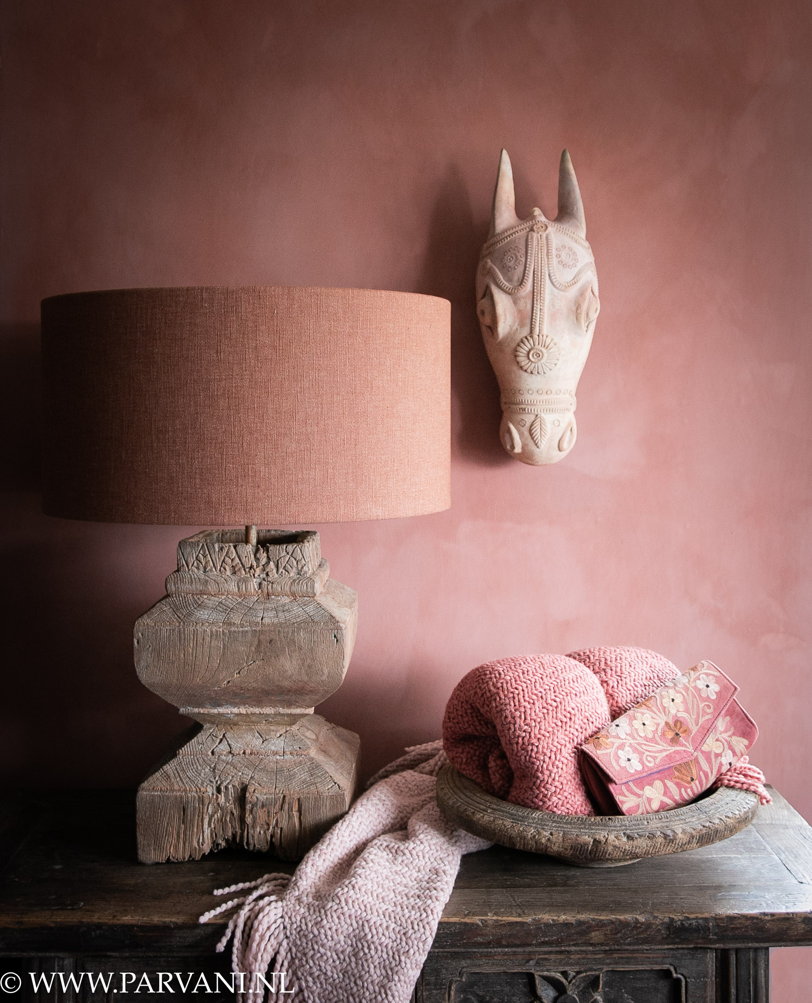 Oude houten poer tafellamp uit India met brique roze kap, terracotta paard en omslagdoeken van Manos del Uruguay