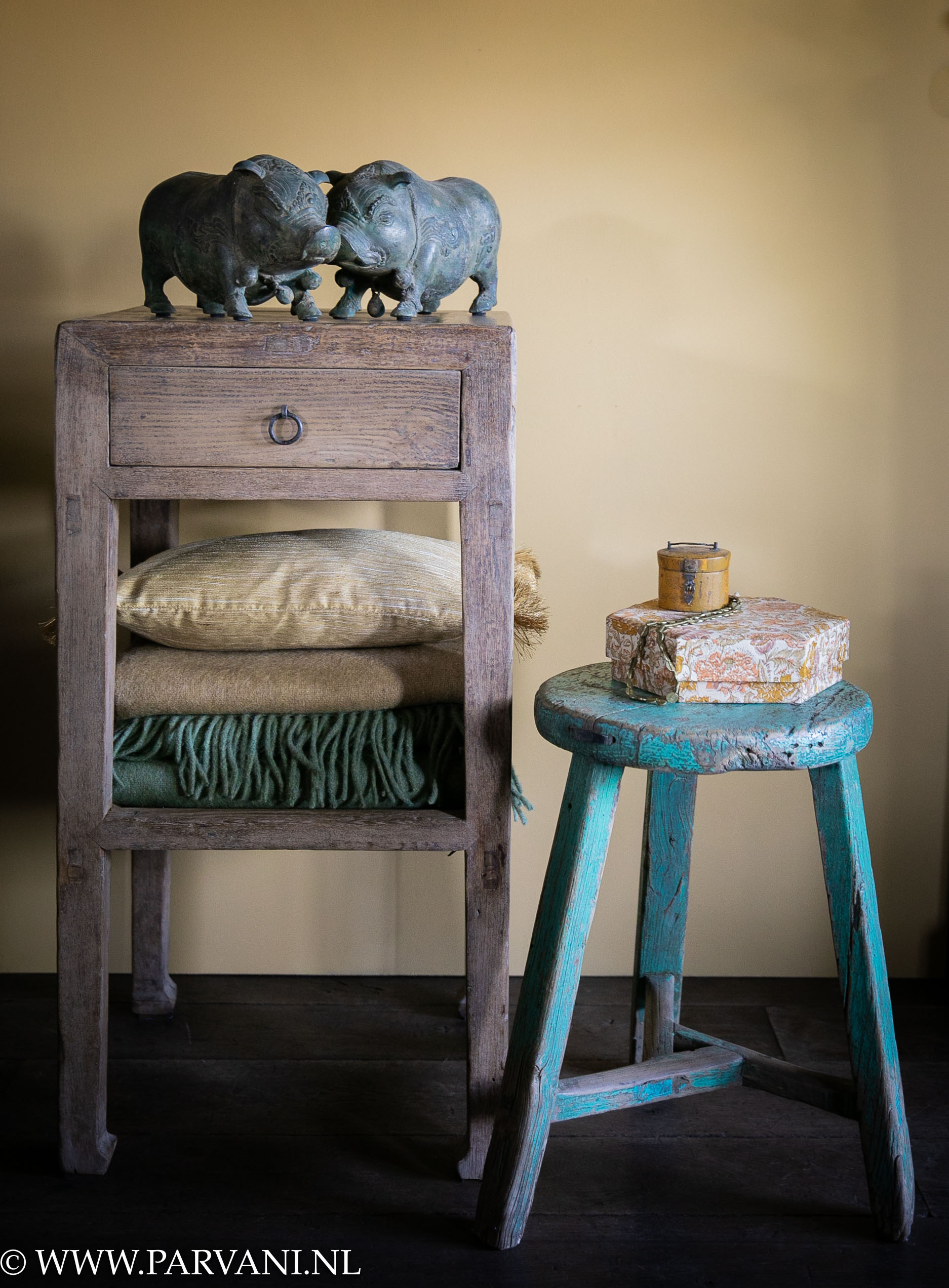 Set hoge nachtkastjes oud hout met lade en plank met bronzen varkens en rond groen turquoise houten krukje