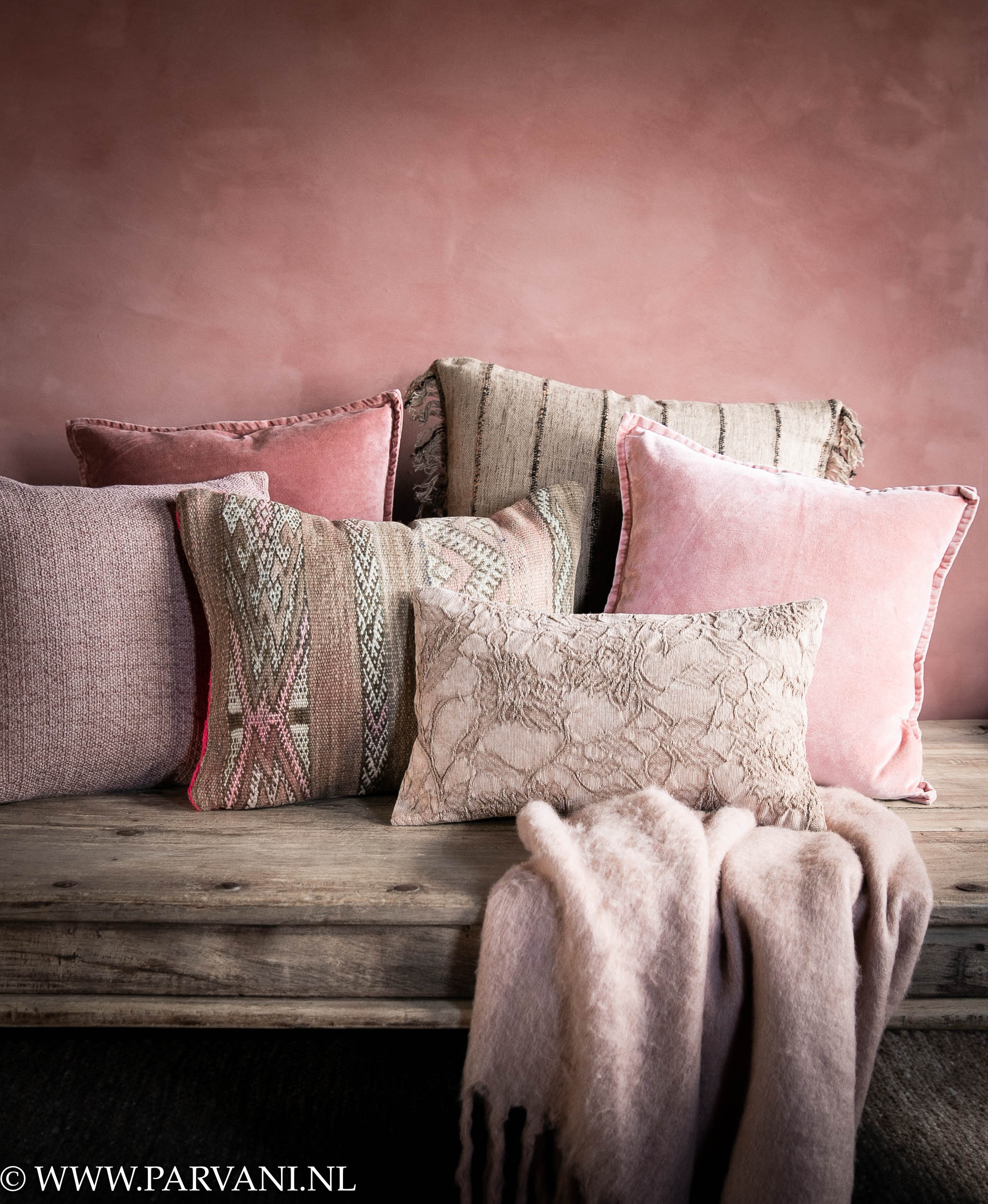 Set kussens en plaid in warme roze en naturel bruine kleuren met kelim, patroon, velvet en linnen met oudroze plaid