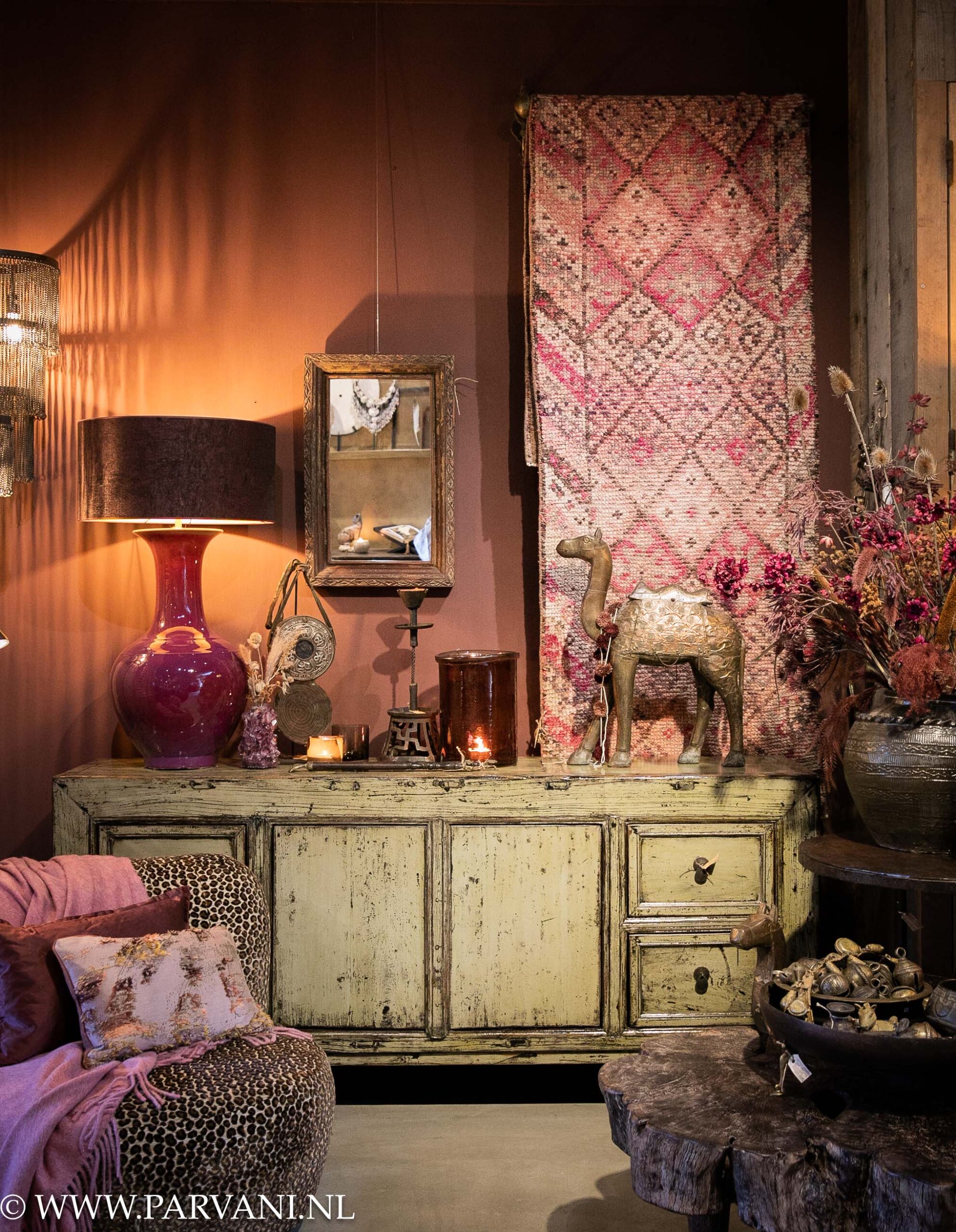 Uniek houten Chinees dressoir in warme geel groene kleur met deurtjes en lades