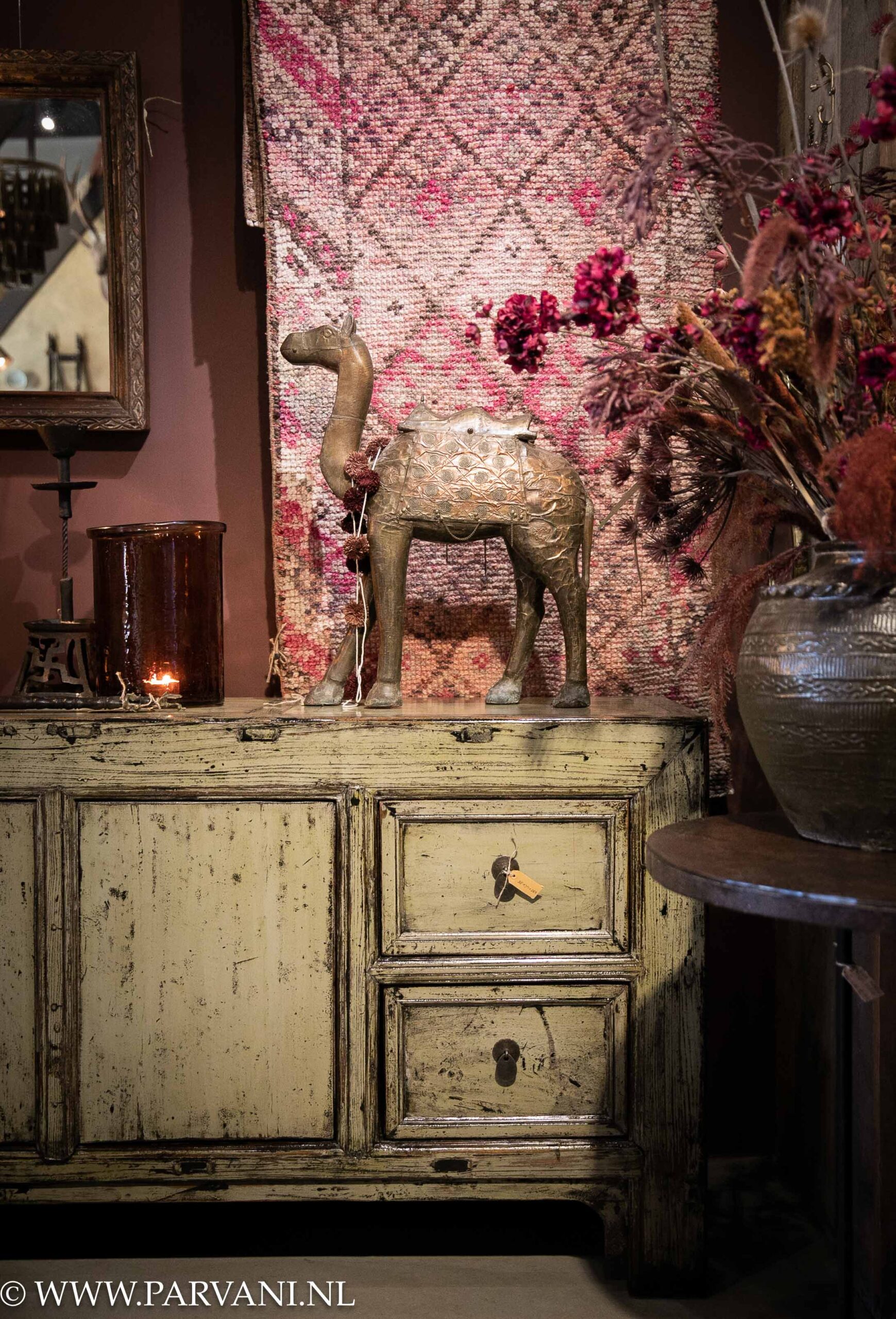 Chinees houten dressoir in warme geel groene kleur met deurtjes en lades