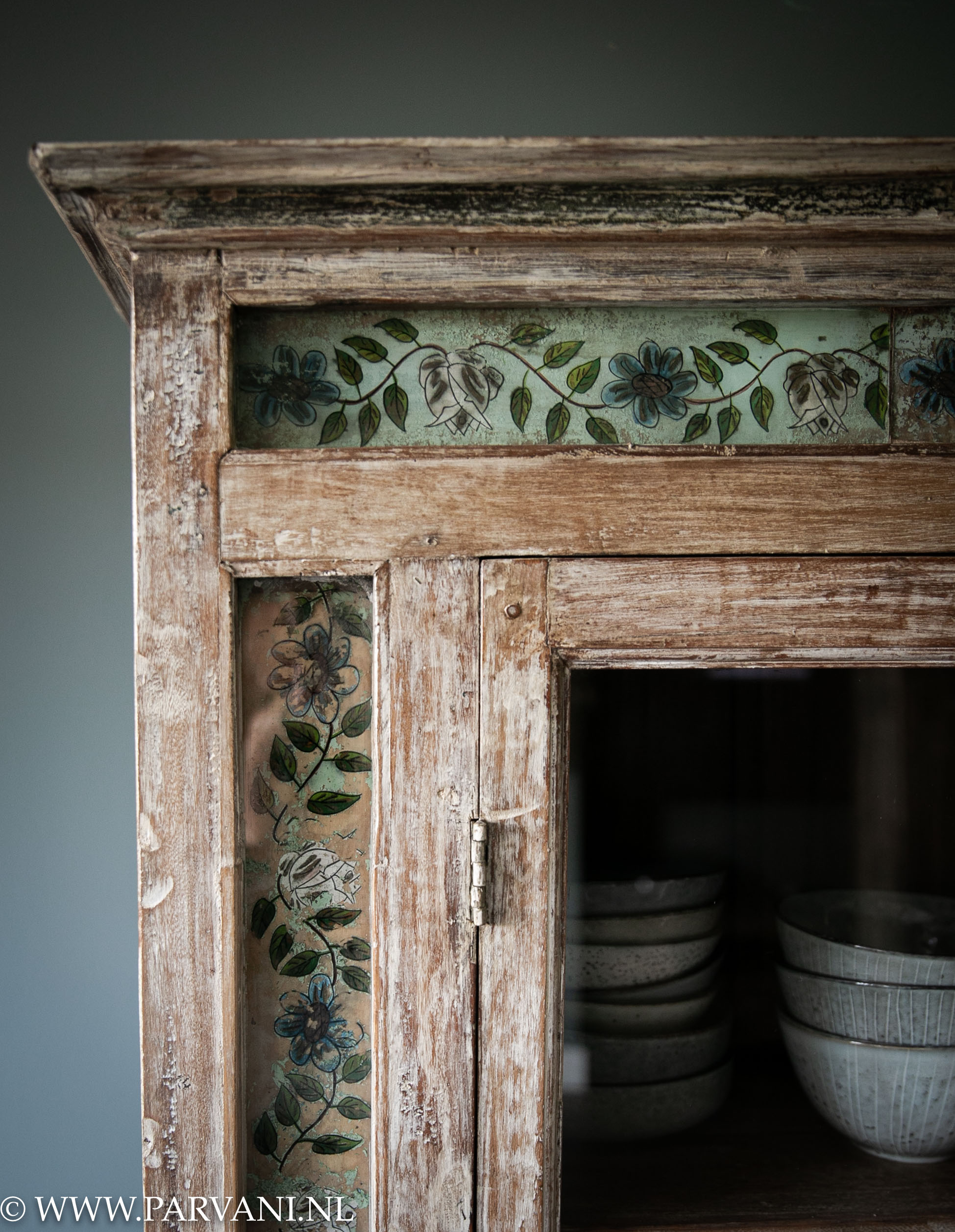 Uniek oud houten servies kastje uit India in lichte naturelle kleur met glas - 2 deuren en 2 lades