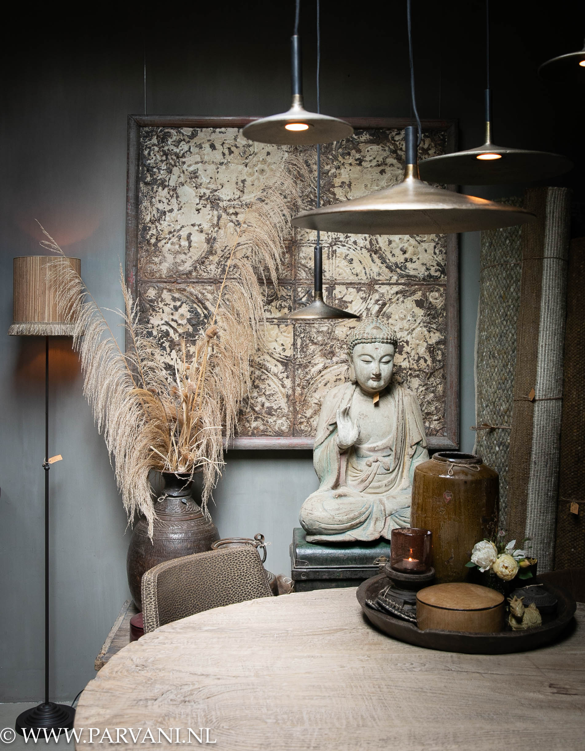Groot vierkant wandpaneel van metaal met houten lijst en met decoratief floraal patroon in warme beige en bruine tinten
