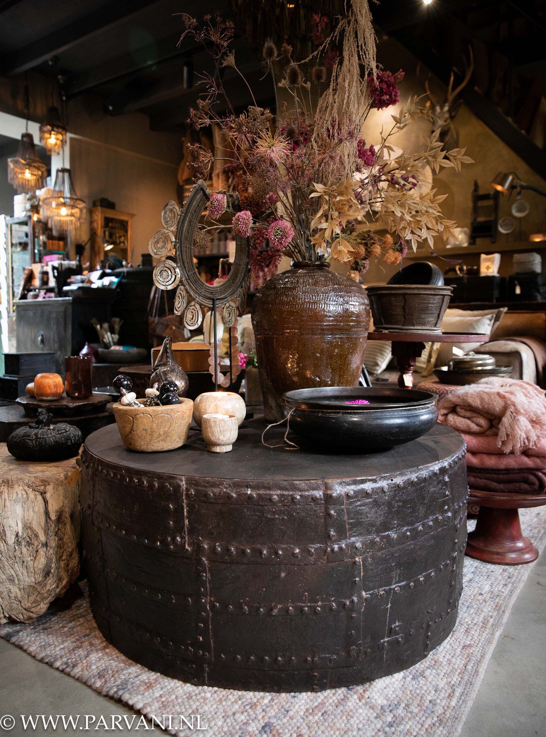 Unieke ronde salontafel uit India oude drum donkerbruin metaal met siernagels en houten blad