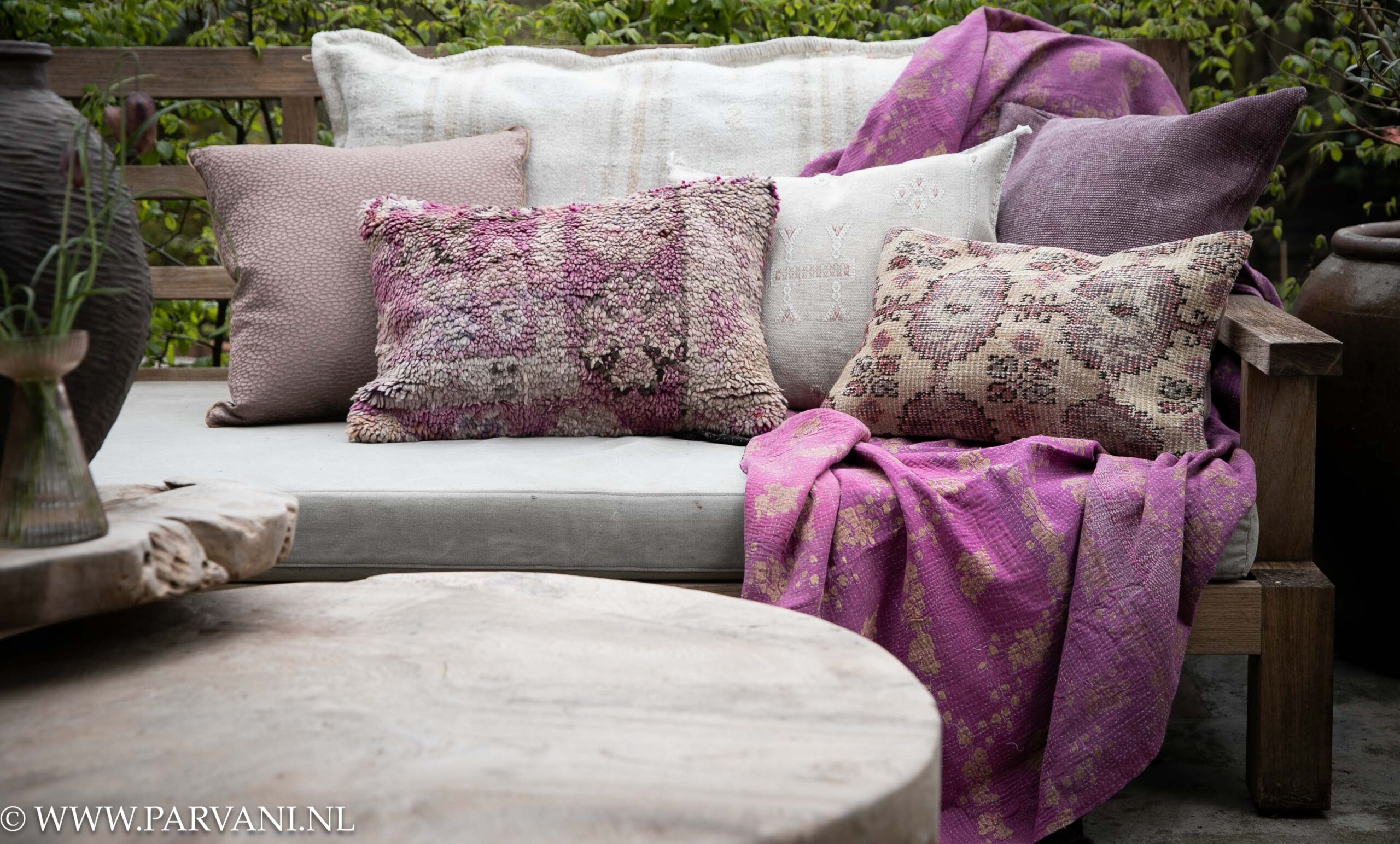 Mix sierkussens en uniek sari plaid uit India op tuinbank in paars lila mauve met lichte naturelle kleuren