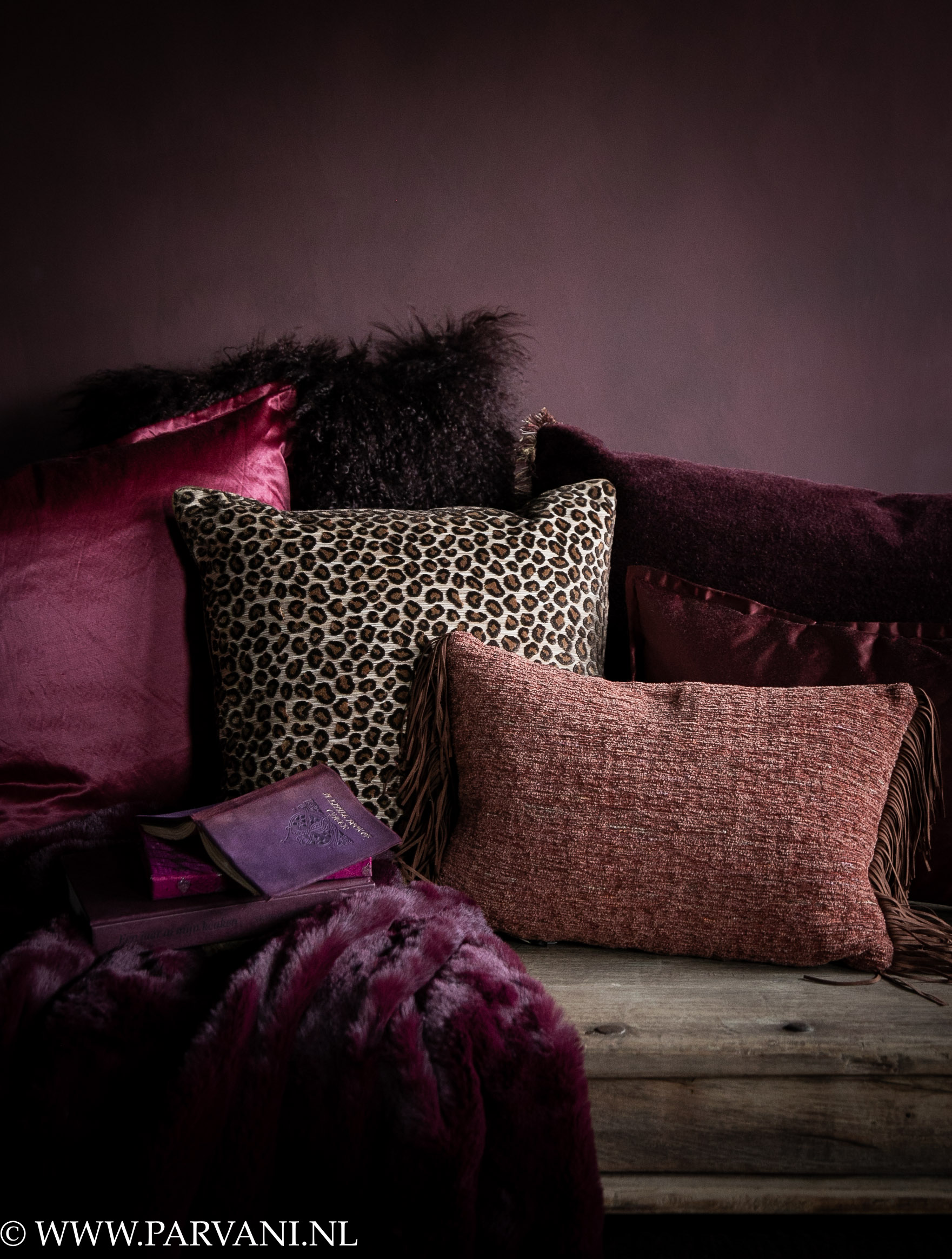 Kussens en zachte faux fur bontplaid in warme burgundy aubergine roze kleuren met vacht, velvet, glans en leopard stof