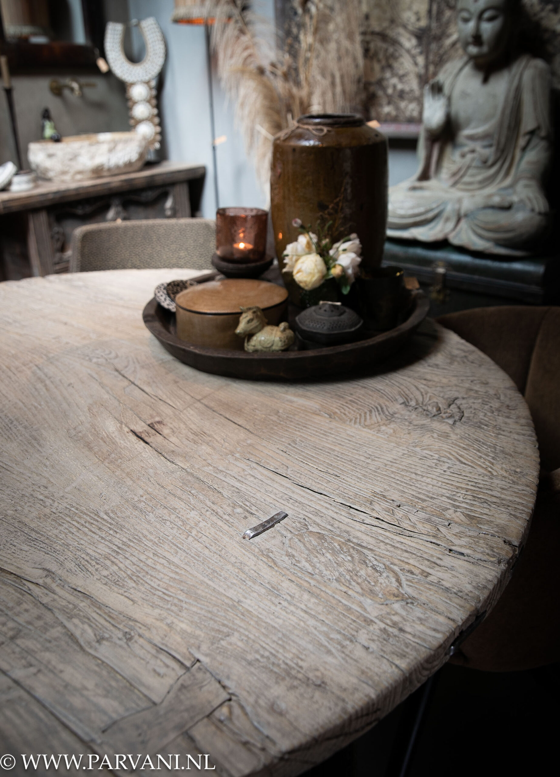 Ronde eettafel met oud houten blad in lichte naturelle kleur met smeedijzeren onderstel