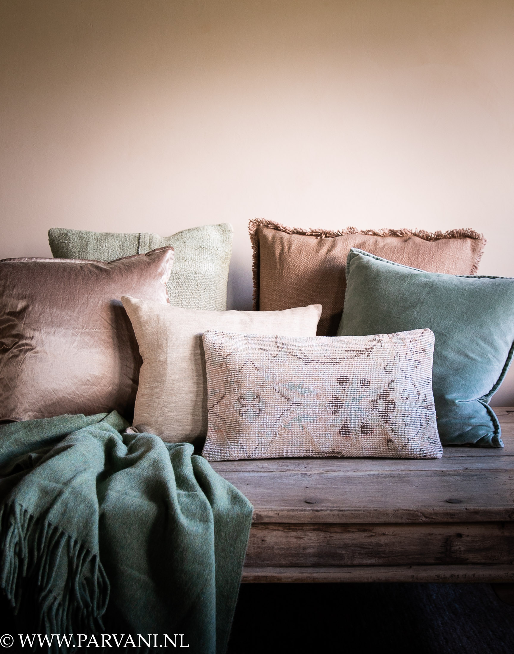 Set kussens en plaid in groen, turquoise met beige taupe bruine tinten met kelim, velvet, glans en linnen met patroon