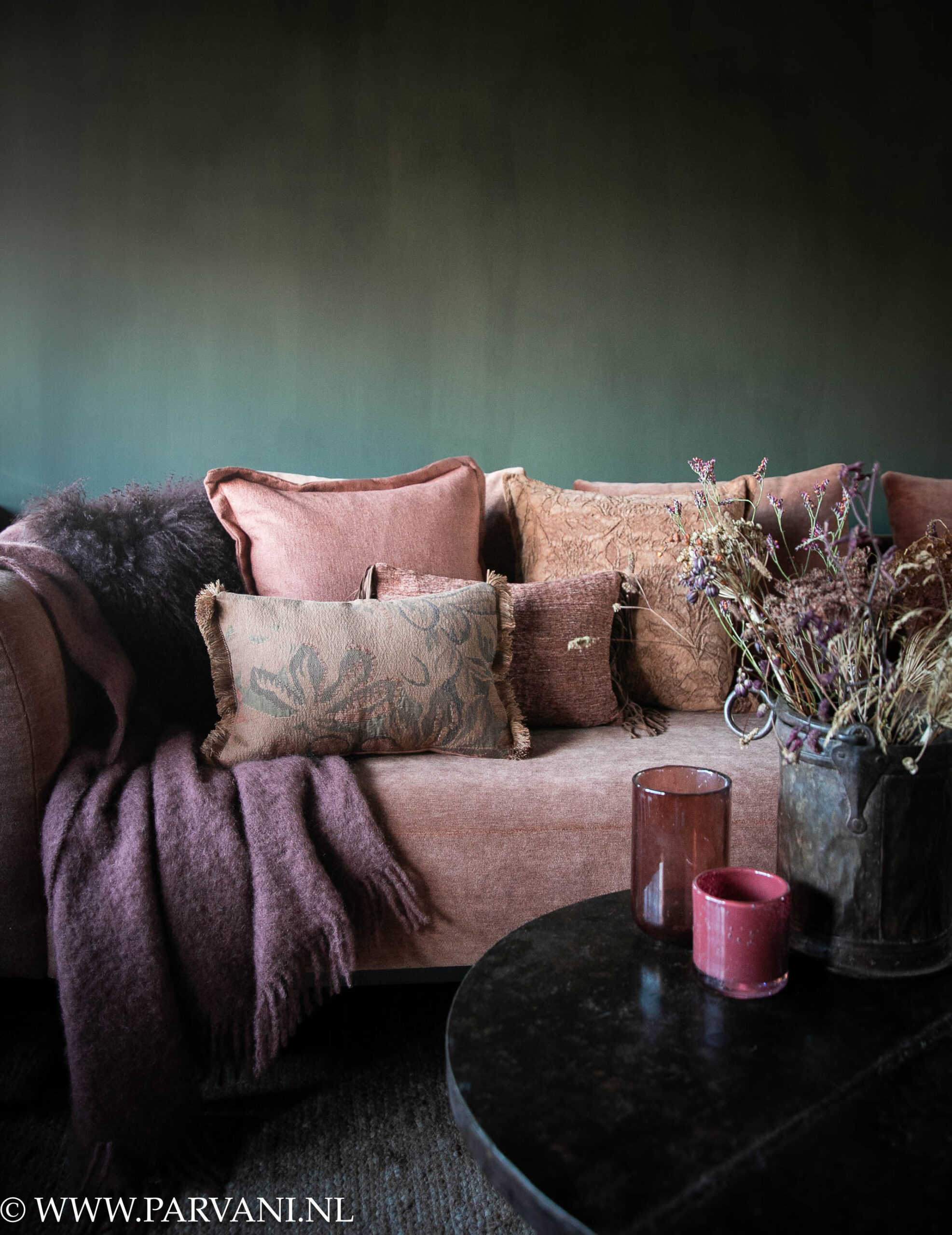 Set kussens en plaid in warme roze terra en burgundy kleuren met linnen, vacht en mooi patroon